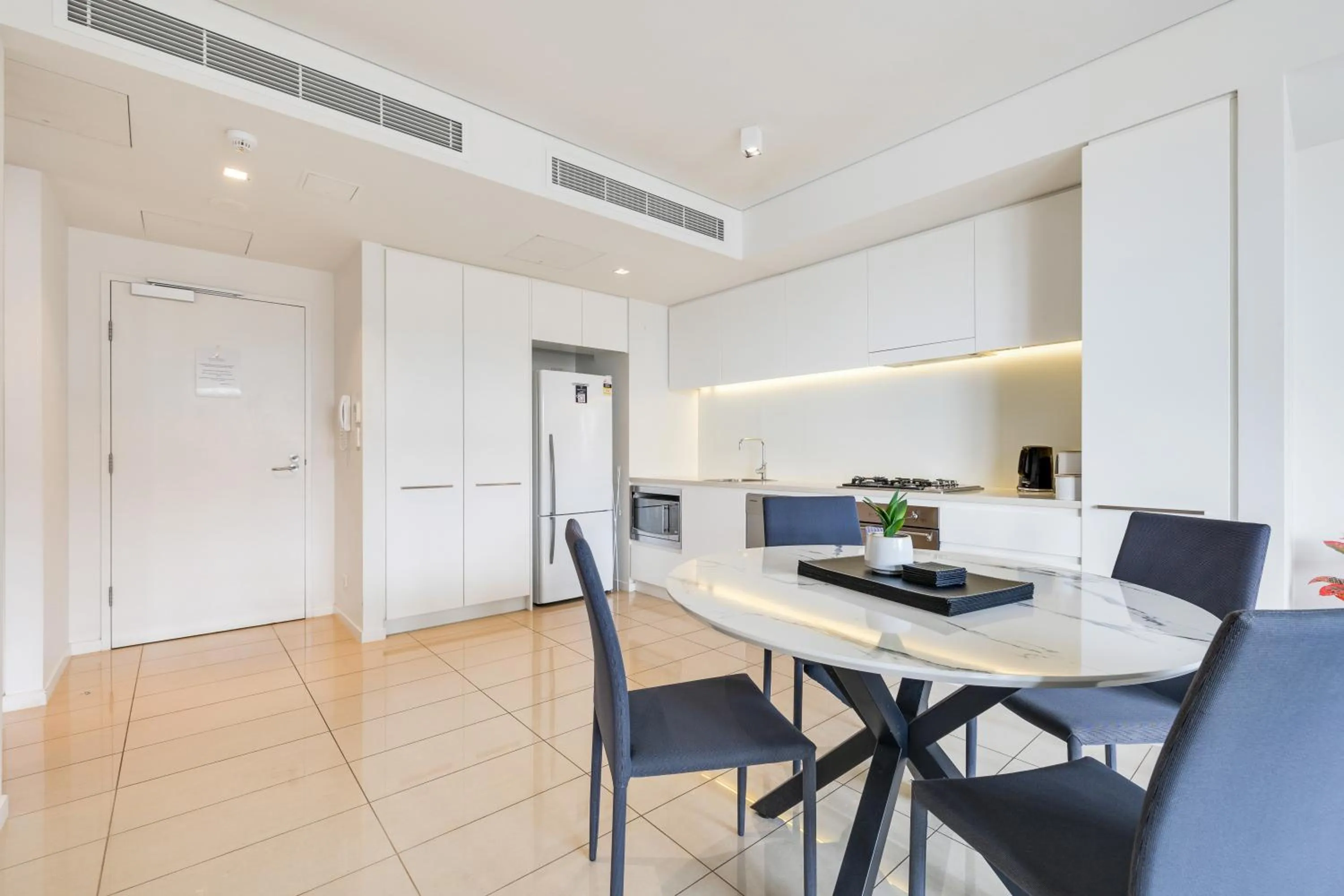 Kitchen or kitchenette in Darwin Waterfront Short Stay Apartments