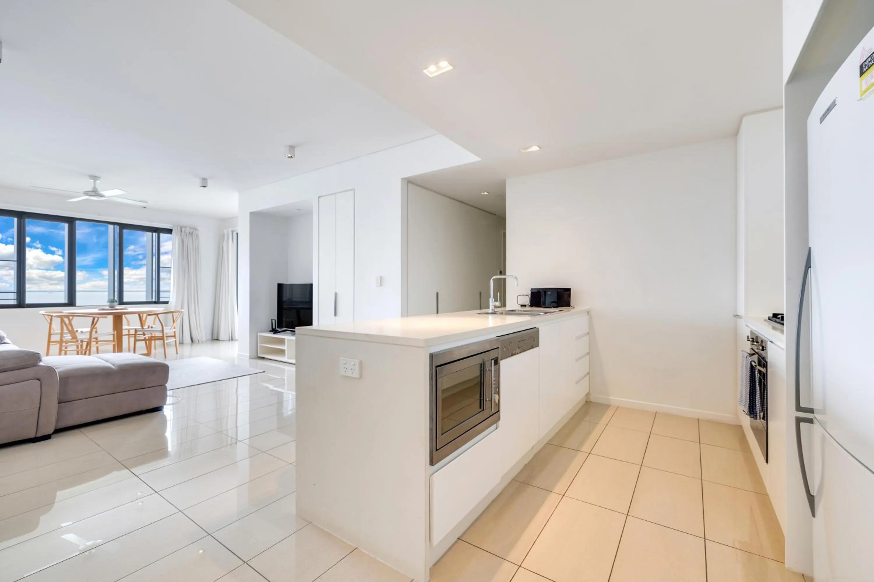 Kitchen or kitchenette, Bed in Darwin Waterfront Short Stay Apartments