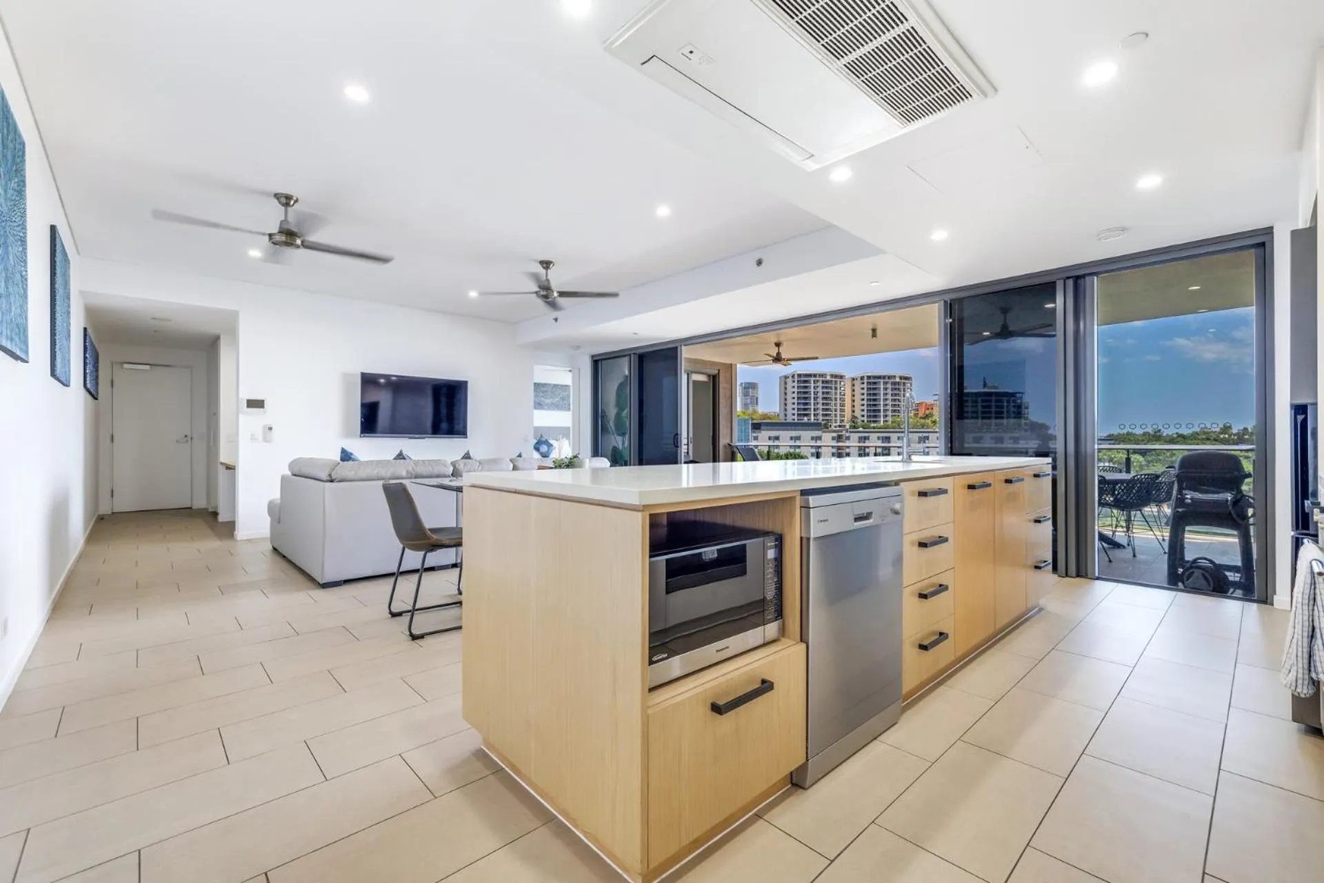 Kitchen or kitchenette in Darwin Waterfront Short Stay Apartments