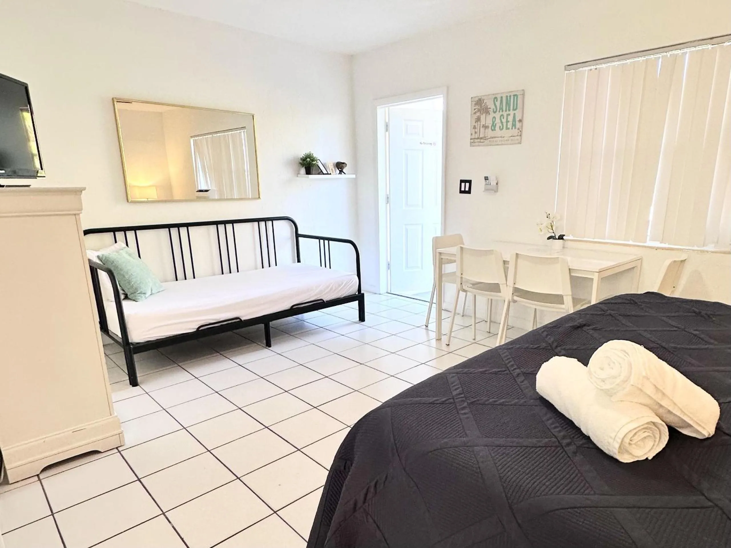 Bed in Southwinds Inn by The Gold Nests