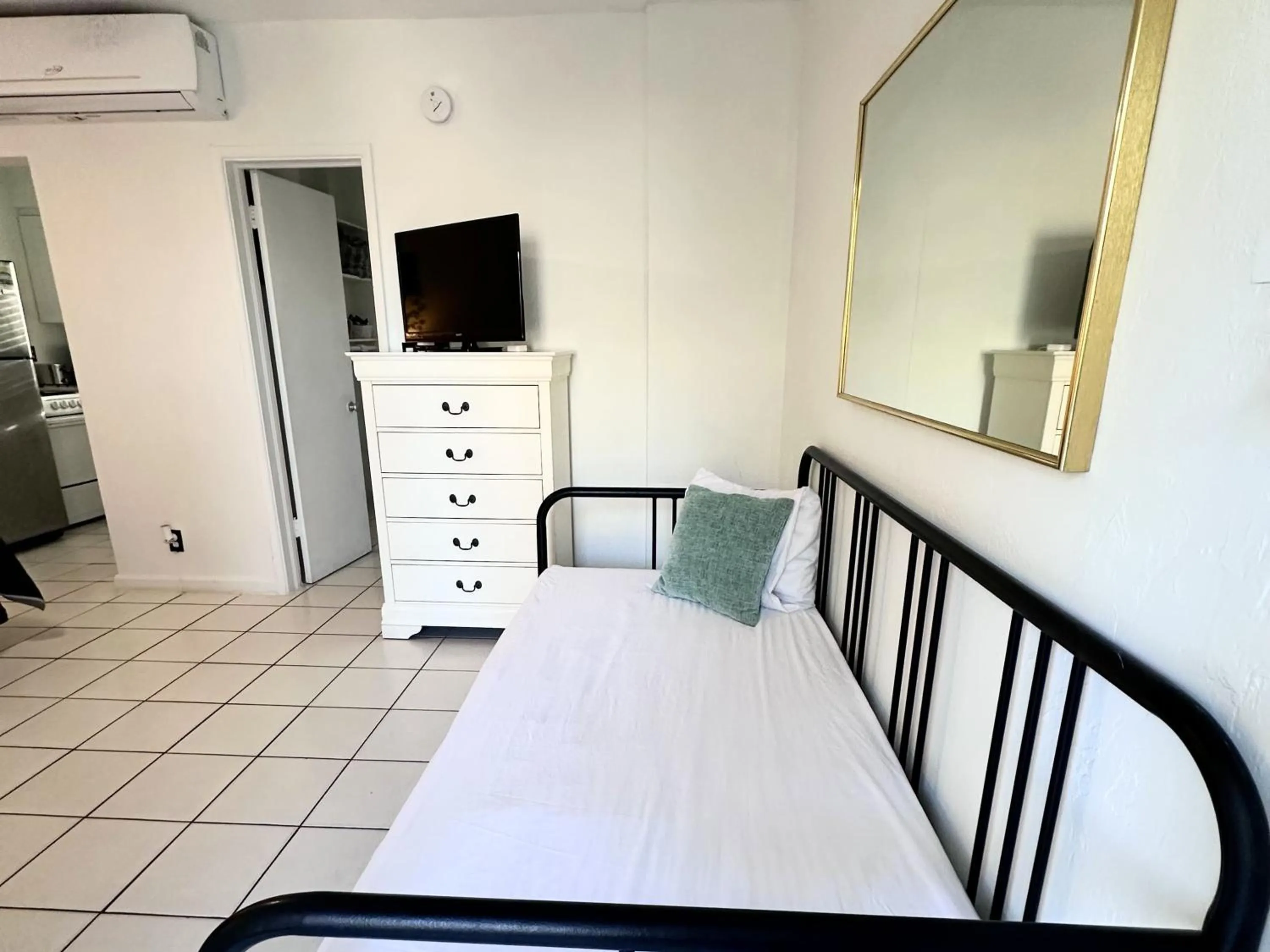 TV and multimedia, Bed in Southwinds Inn by The Gold Nests