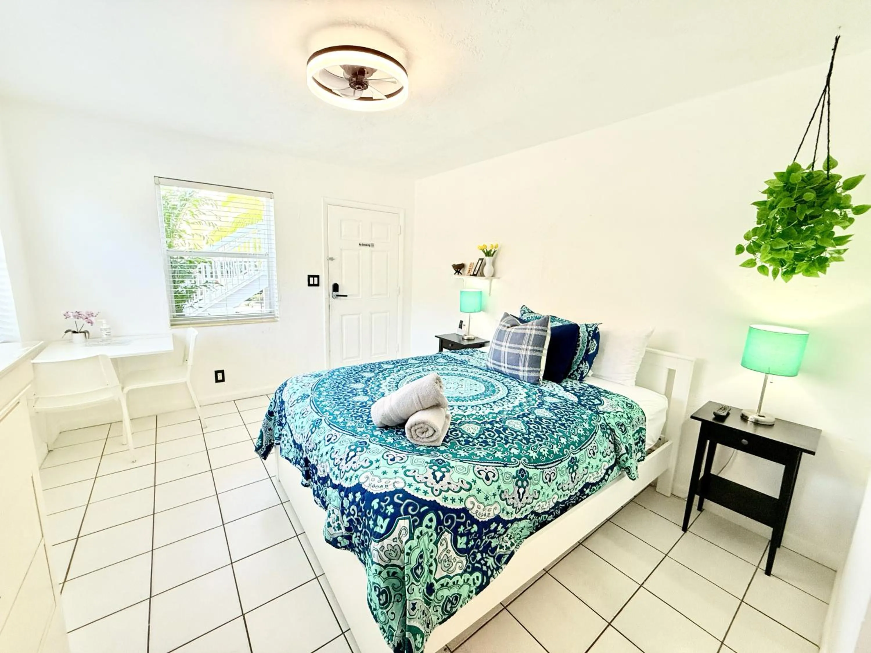 Bed in Southwinds Inn by The Gold Nests