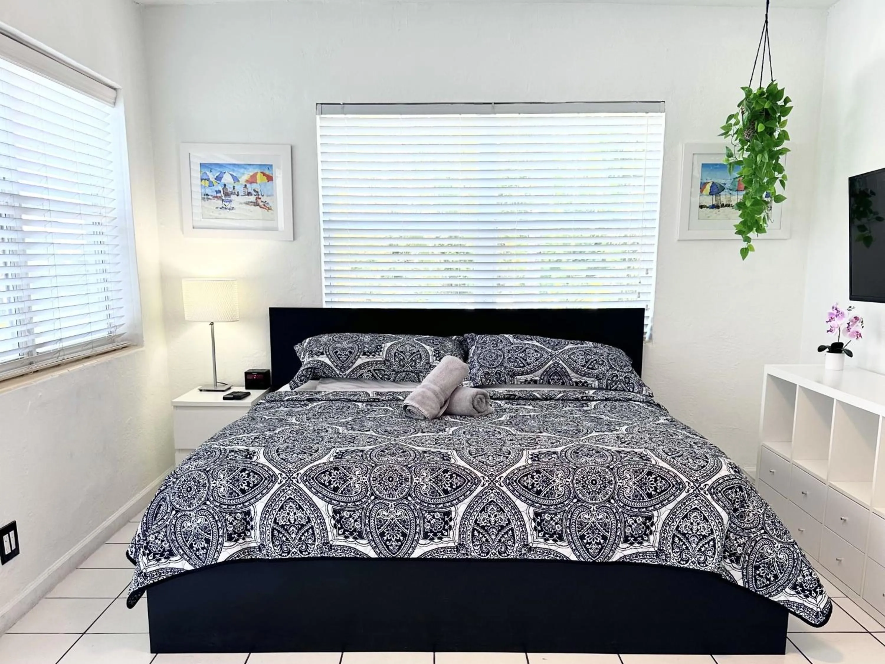 Bed in Southwinds Inn by The Gold Nests