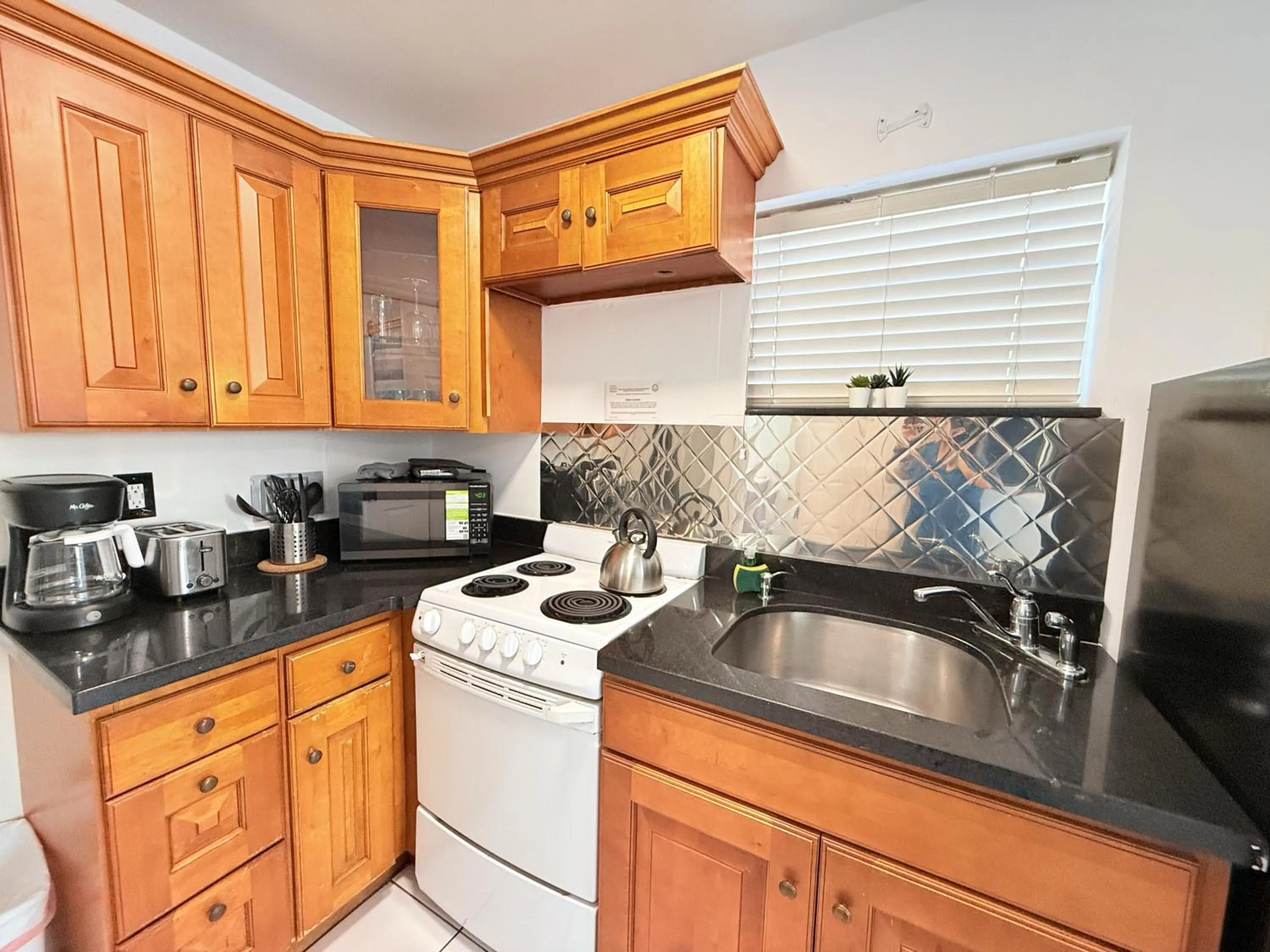 Kitchen or kitchenette in Southwinds Inn by The Gold Nests