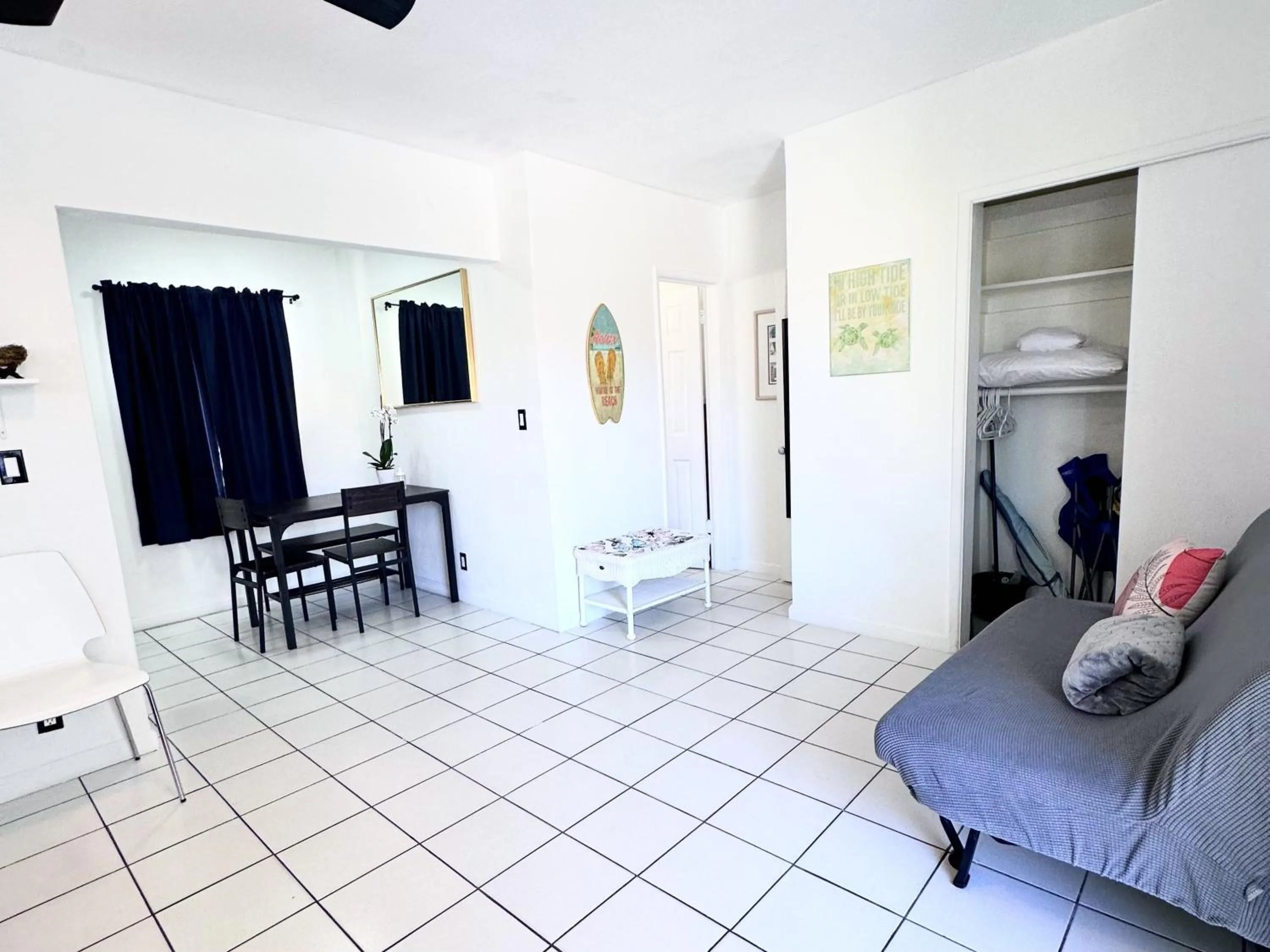 TV and multimedia in Southwinds Inn by The Gold Nests