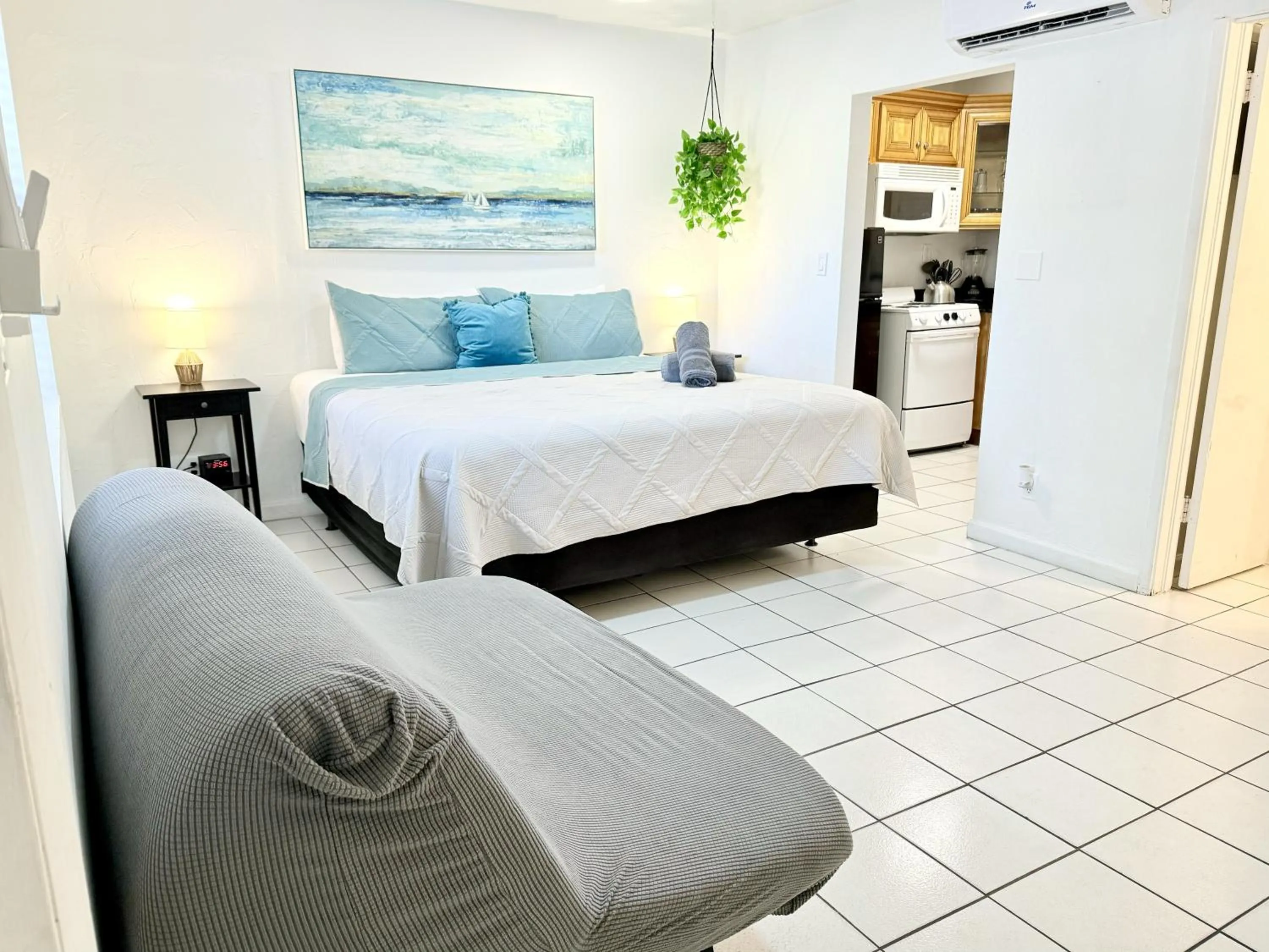 Bed in Southwinds Inn by The Gold Nests