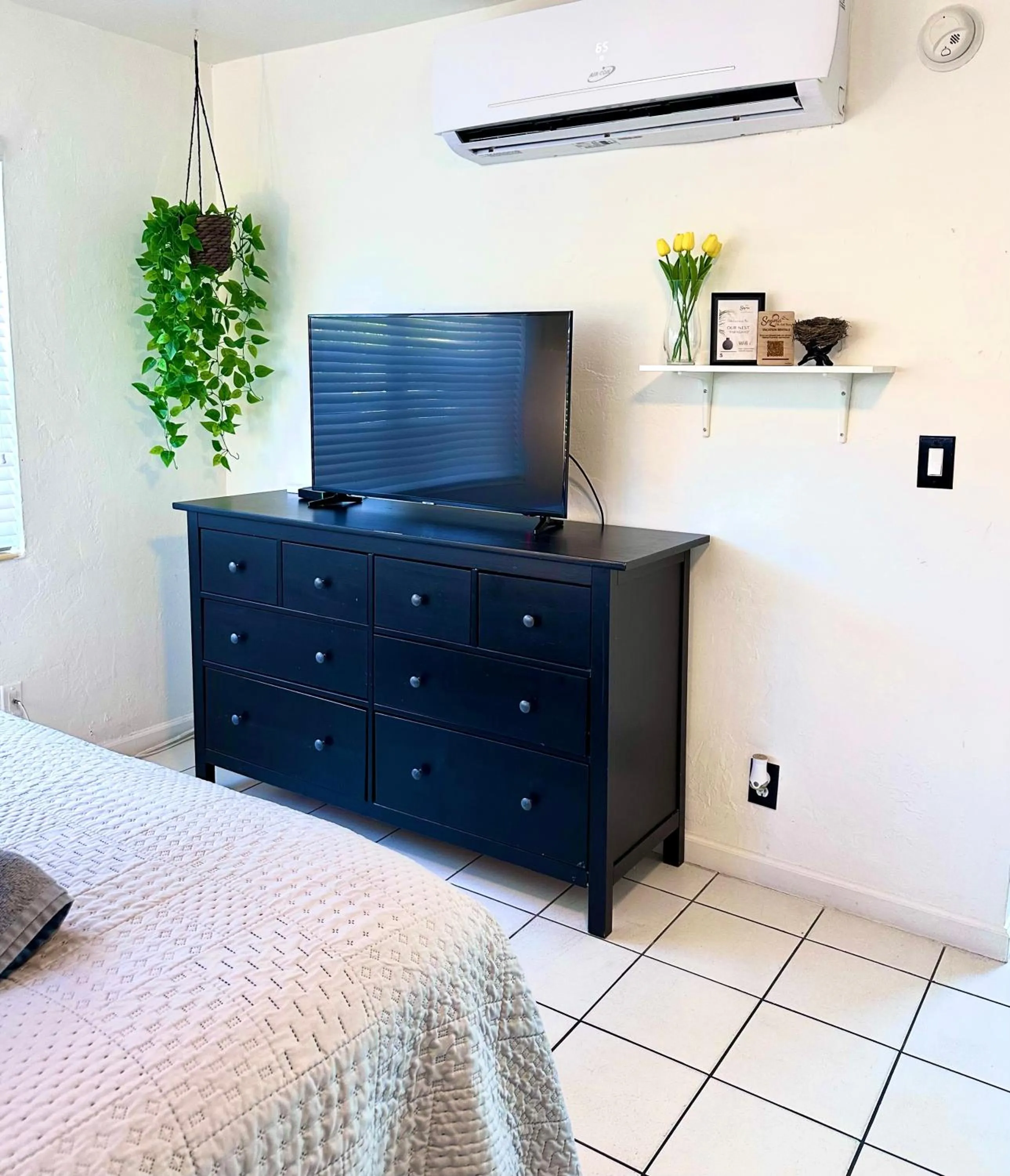 Bed in Southwinds Inn by The Gold Nests