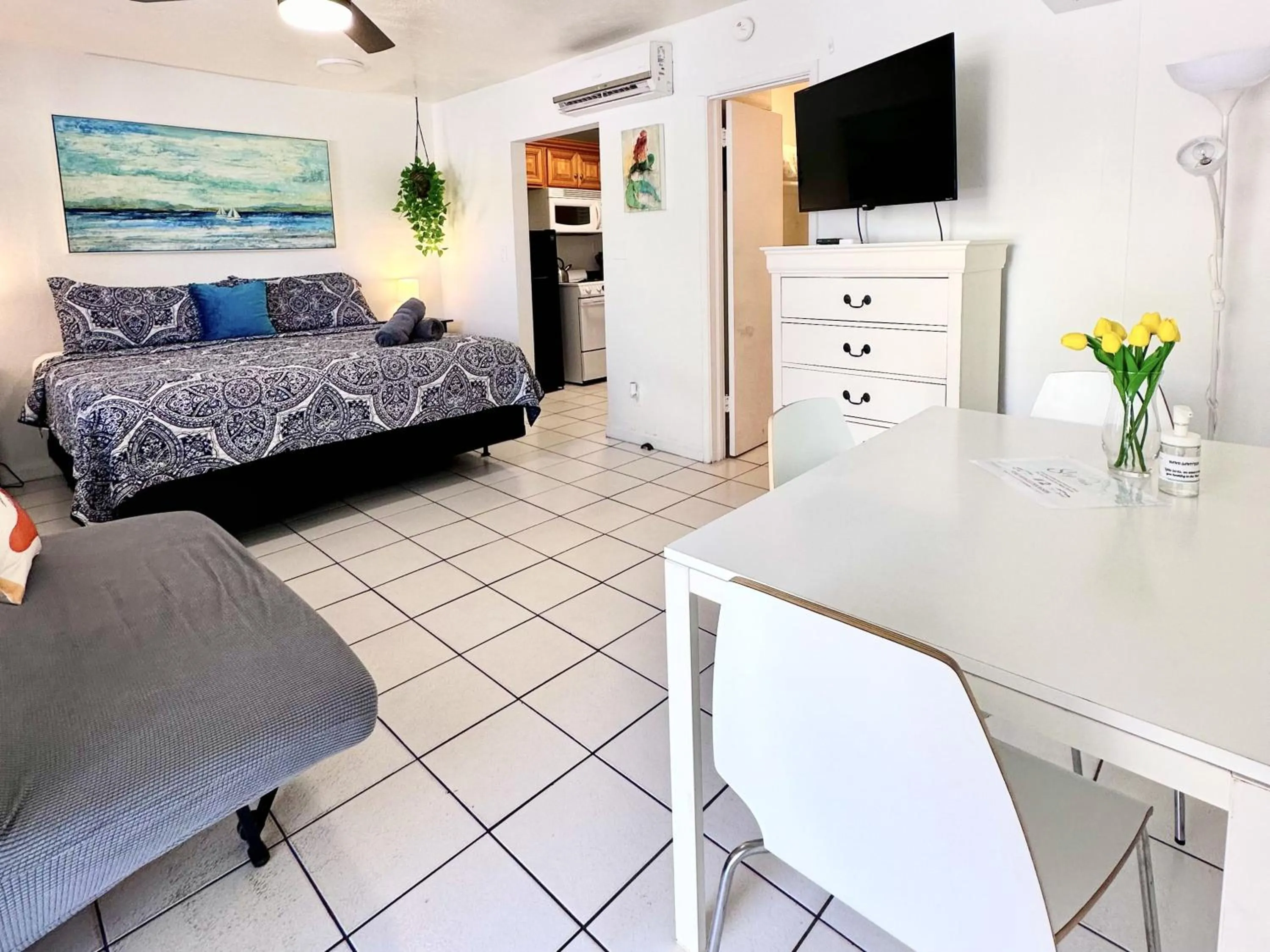 Bed in Southwinds Inn by The Gold Nests