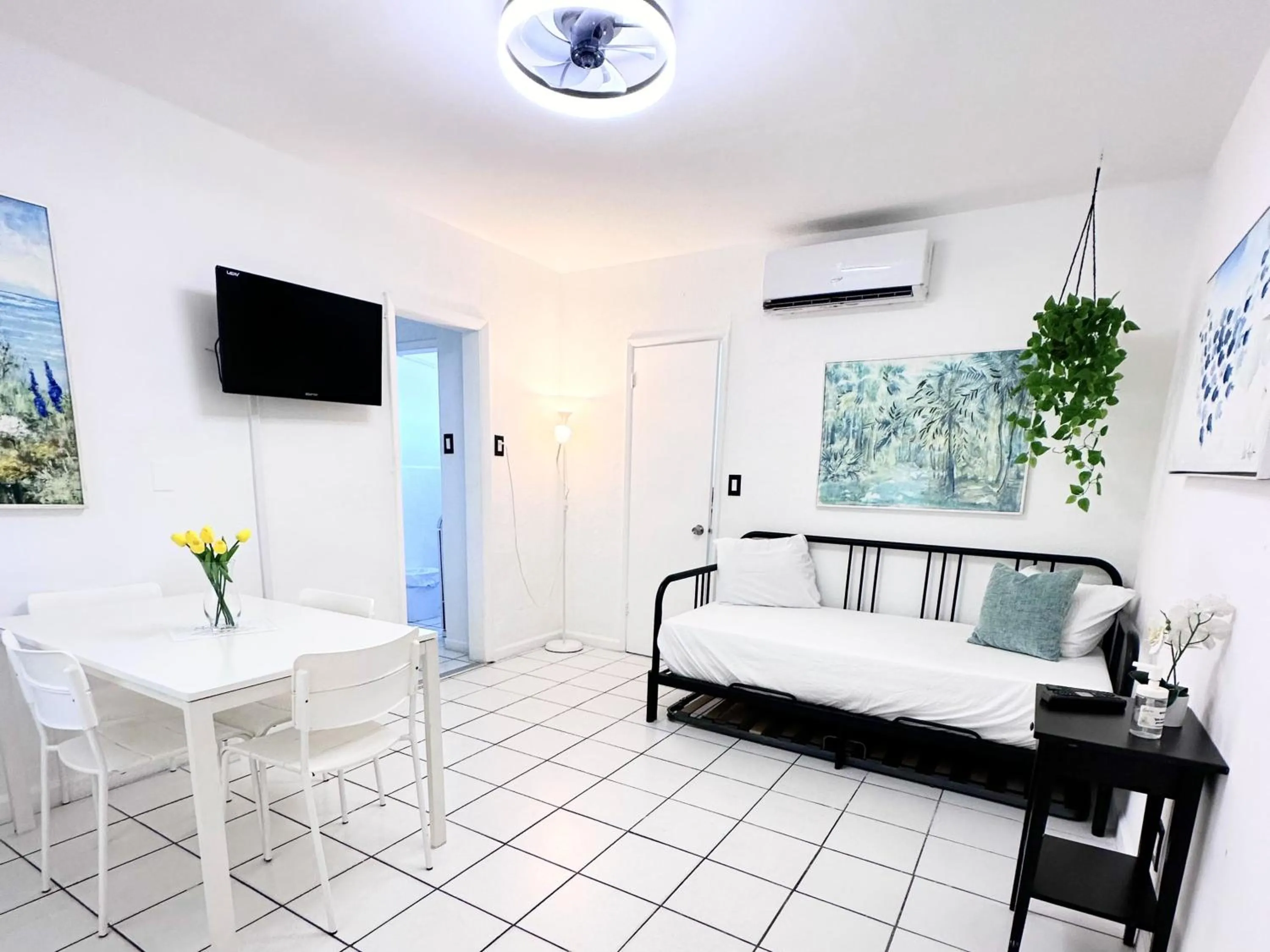 Bed in Southwinds Inn by The Gold Nests