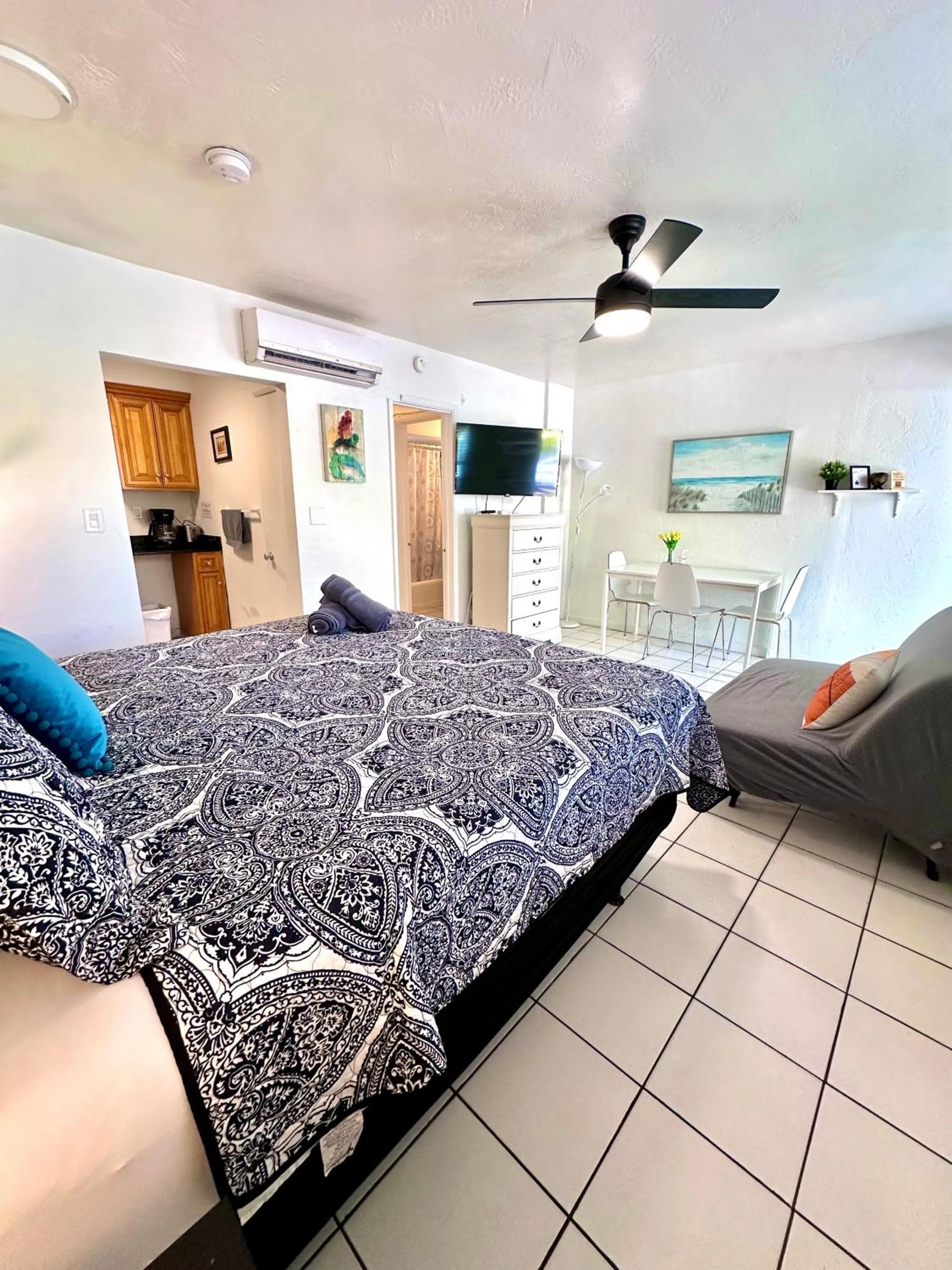 Bed in Southwinds Inn by The Gold Nests