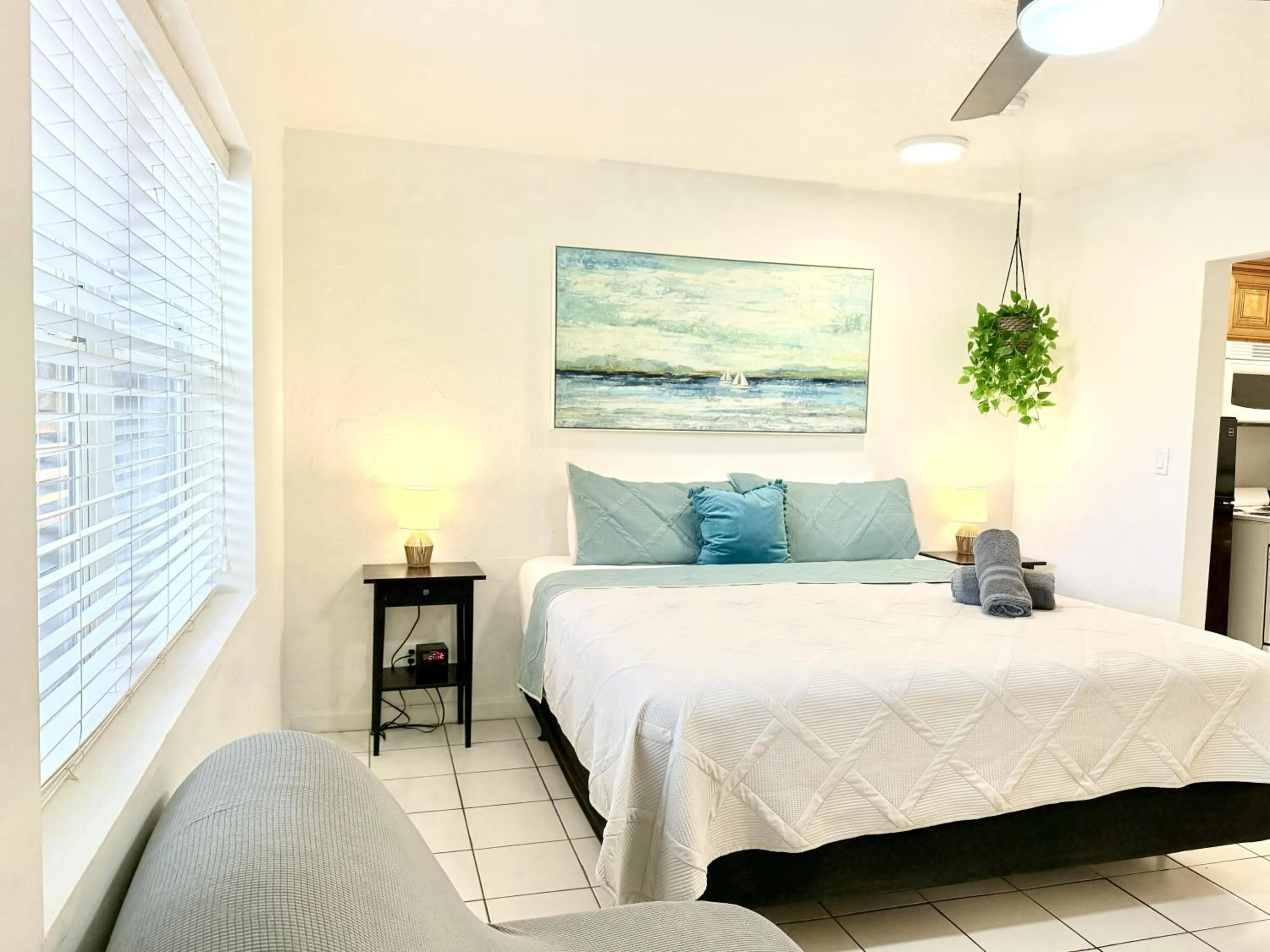 Bed in Southwinds Inn by The Gold Nests