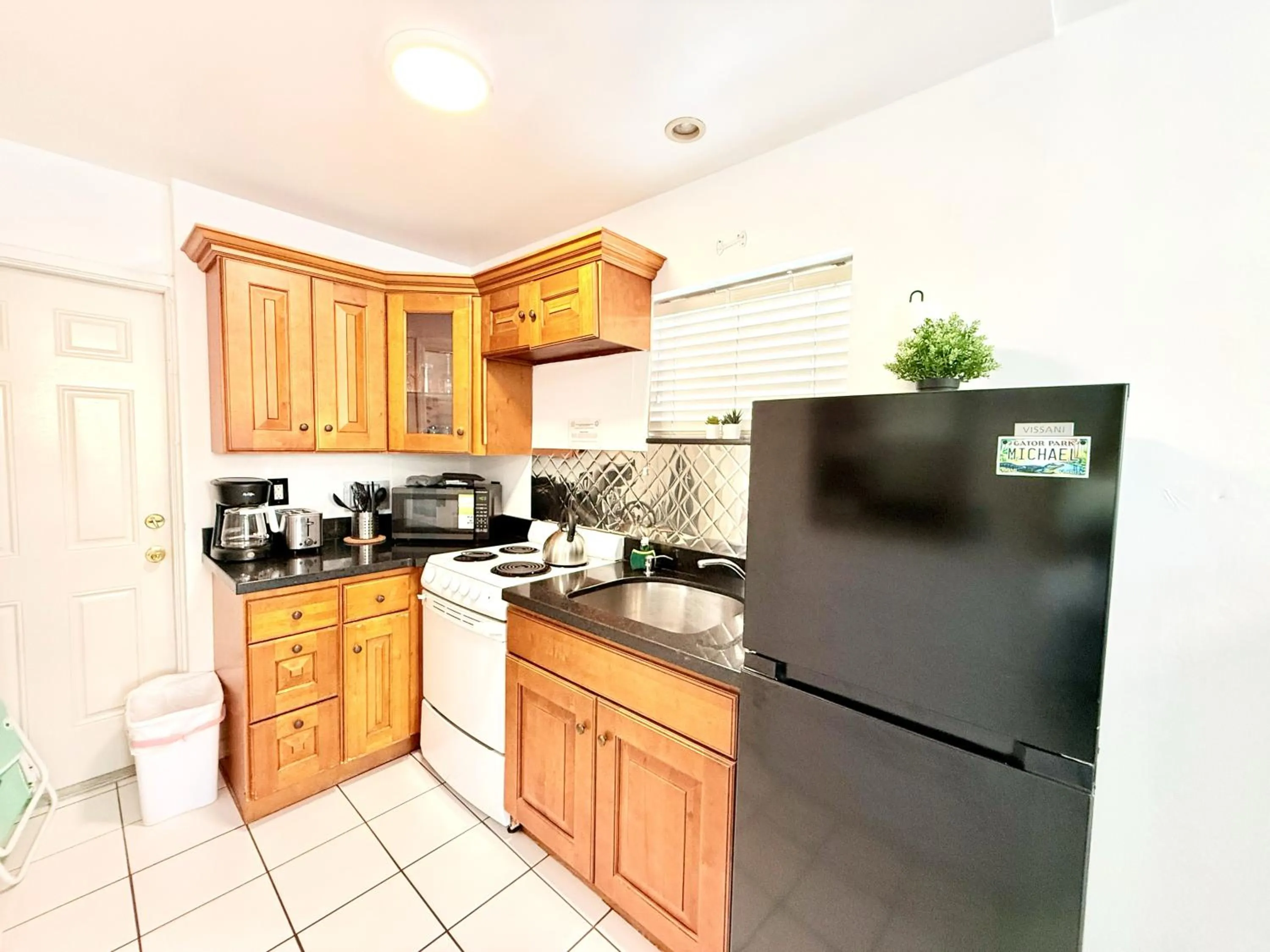 Coffee/tea facilities in Southwinds Inn by The Gold Nests