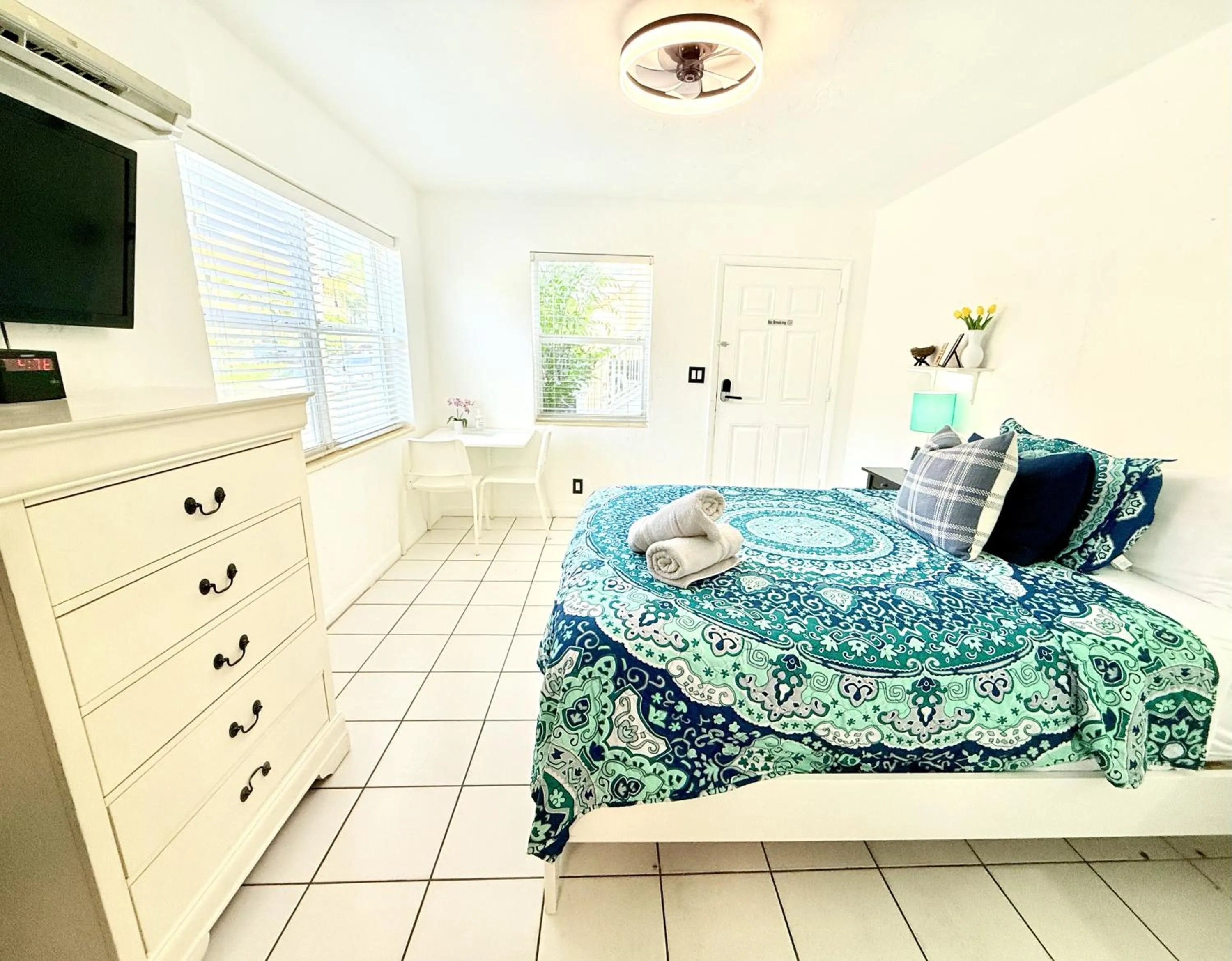 Bed in Southwinds Inn by The Gold Nests