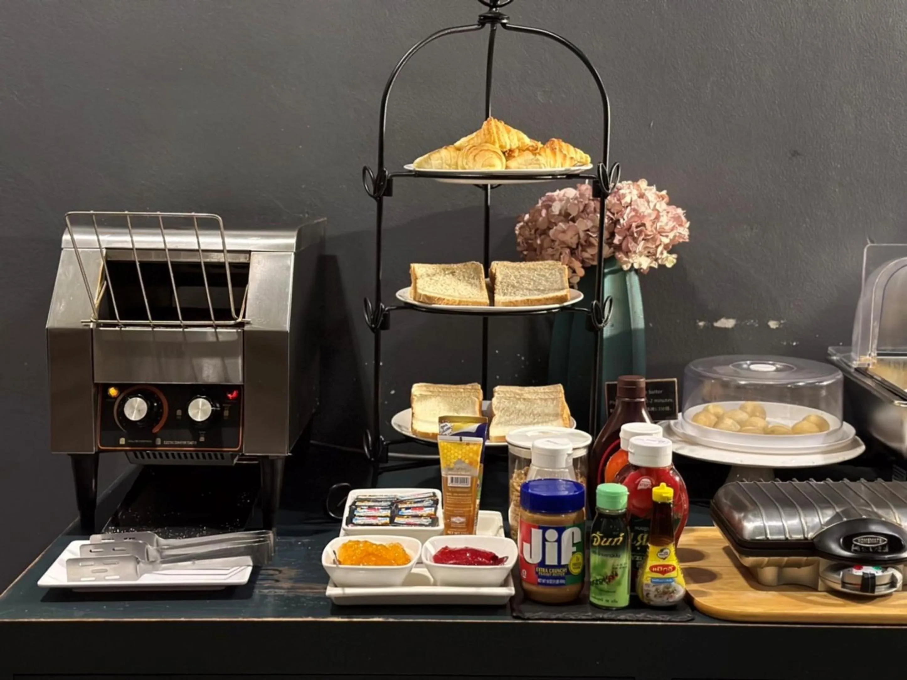 Restaurant/places to eat in Hug Nimman Hotel