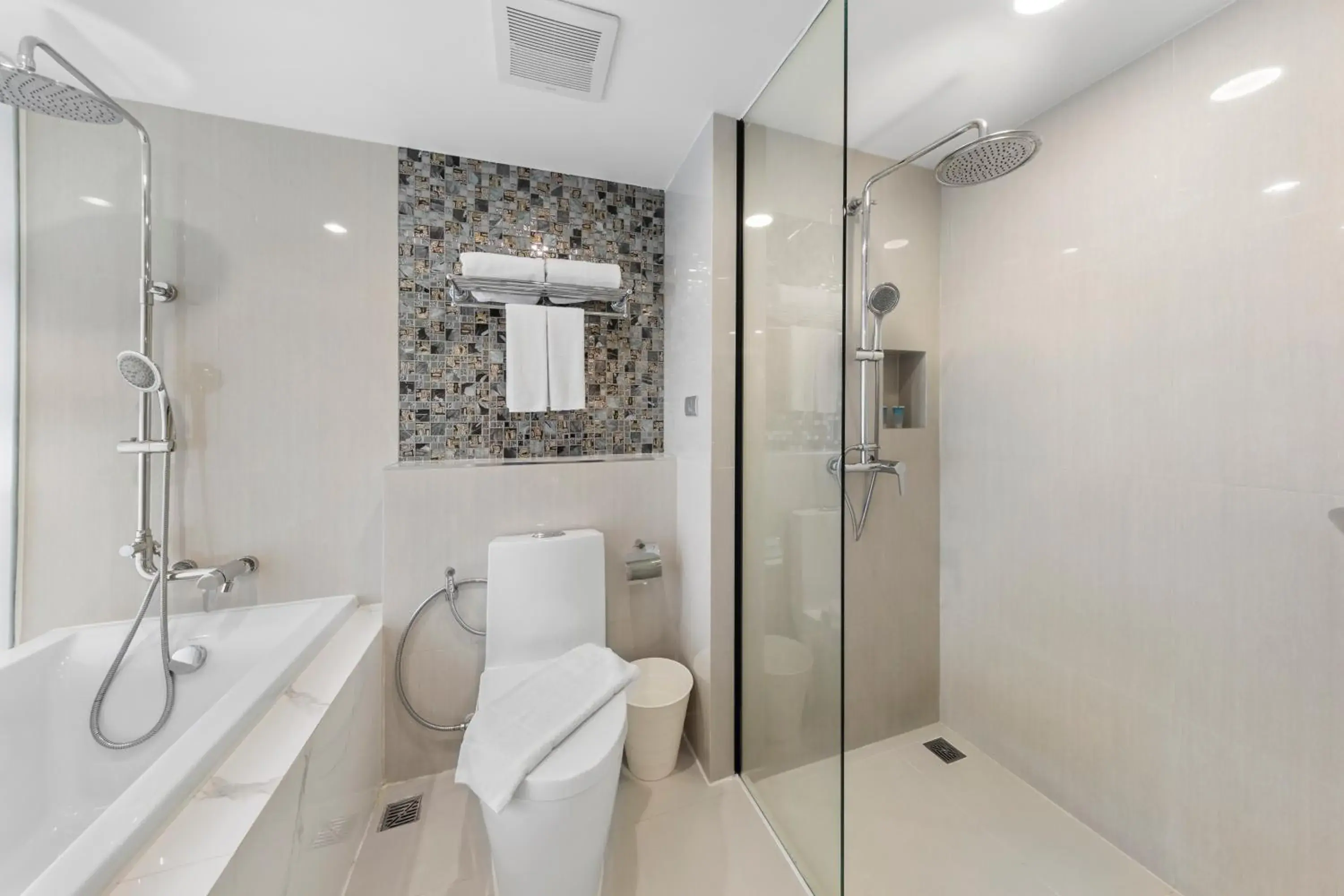 Bathroom in Golden Tulip Pattaya Beachfront Resort Bathroom in Golden Tulip Pattaya Beachfront Resort