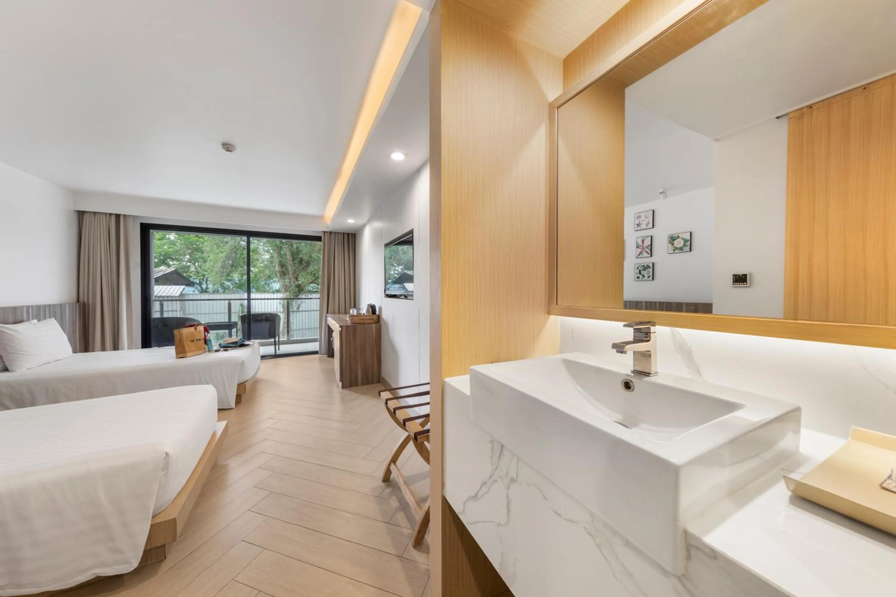 Bedroom, Bed in Golden Tulip Pattaya Beachfront Resort