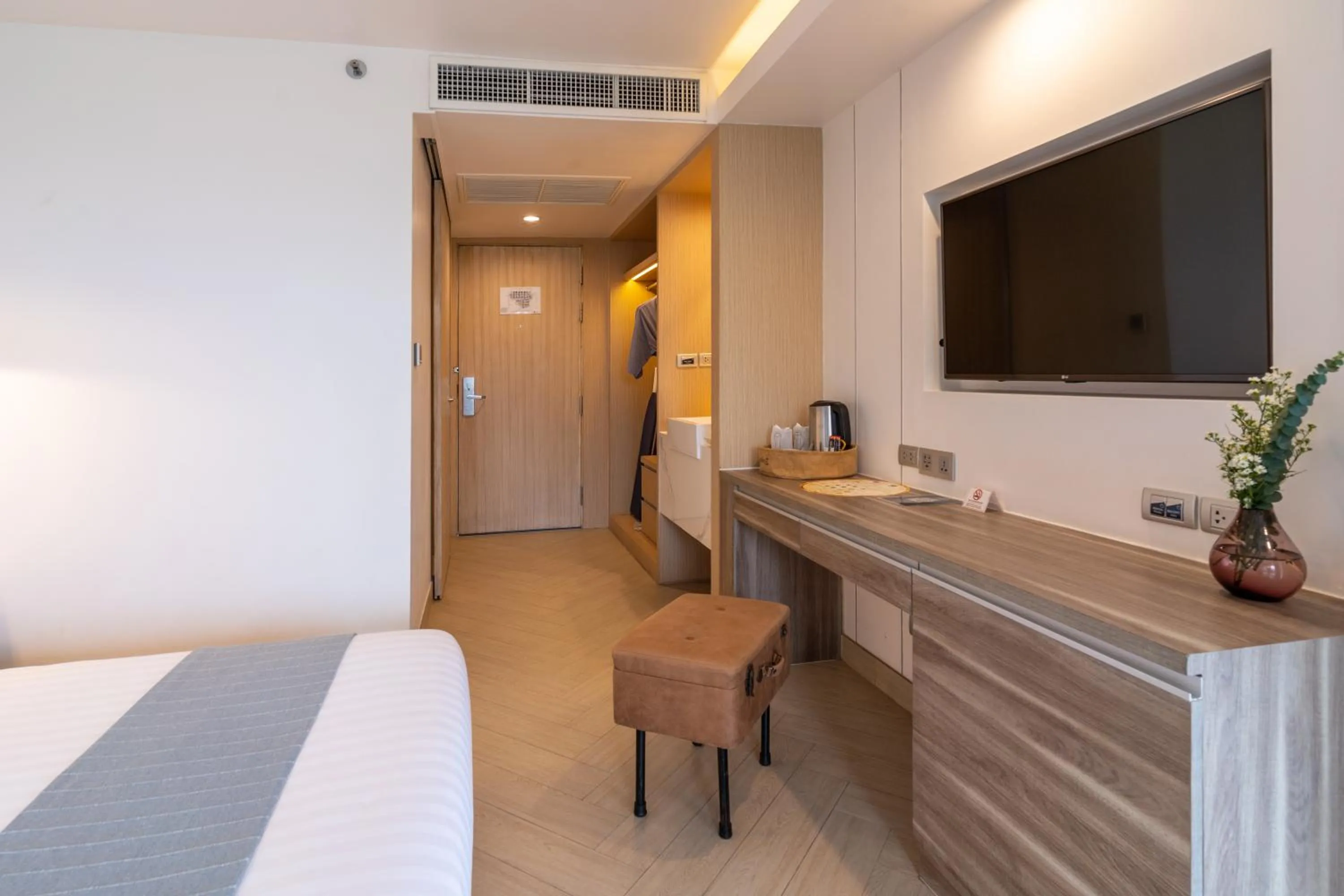 Bedroom, Bed in Golden Tulip Pattaya Beachfront Resort