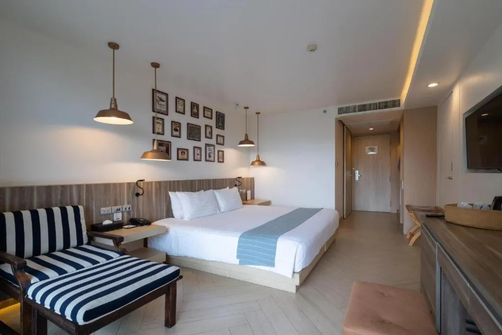 Bedroom, Bed in Golden Tulip Pattaya Beachfront Resort