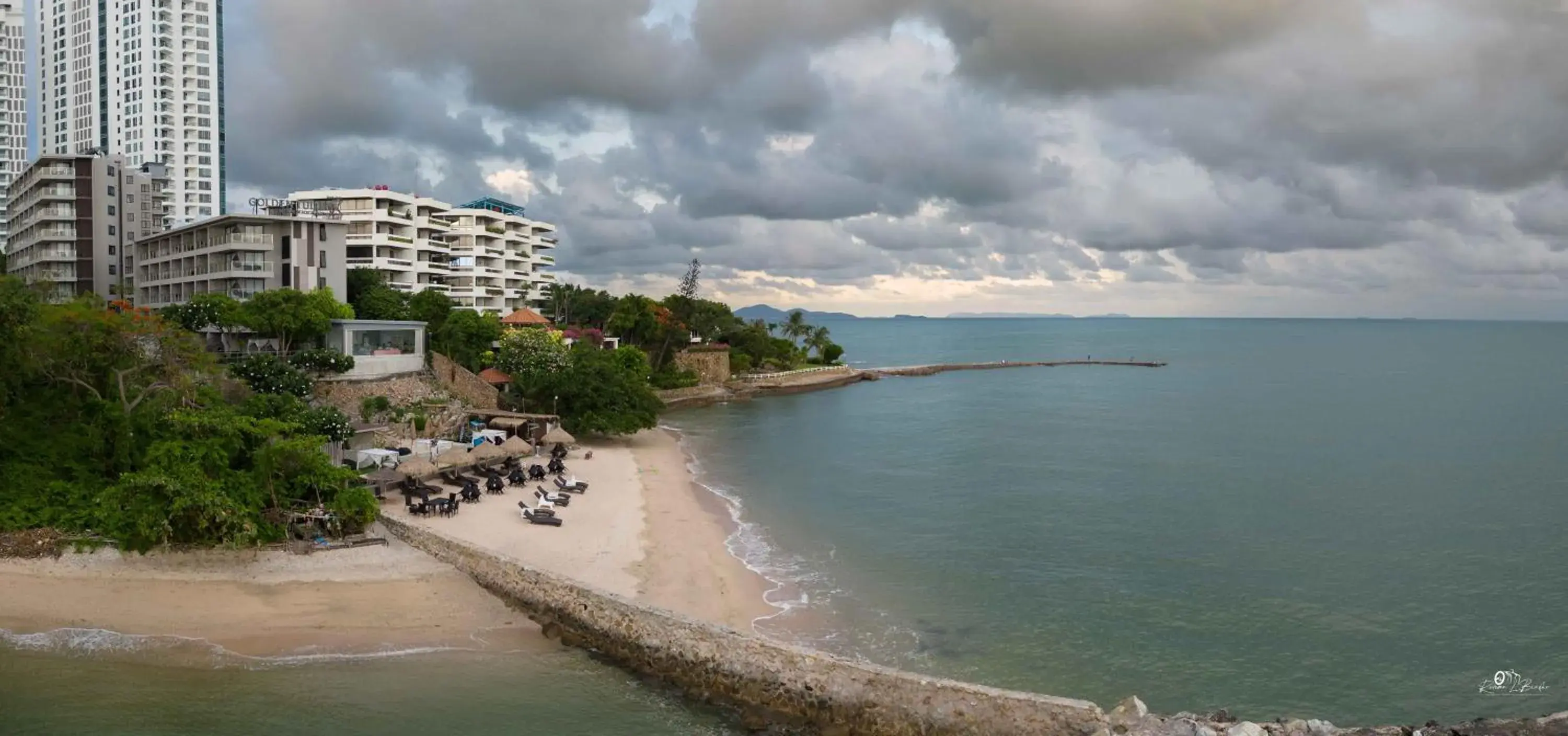 Property building in Golden Tulip Pattaya Beachfront Resort Property building in Golden Tulip Pattaya Beachfront Resort