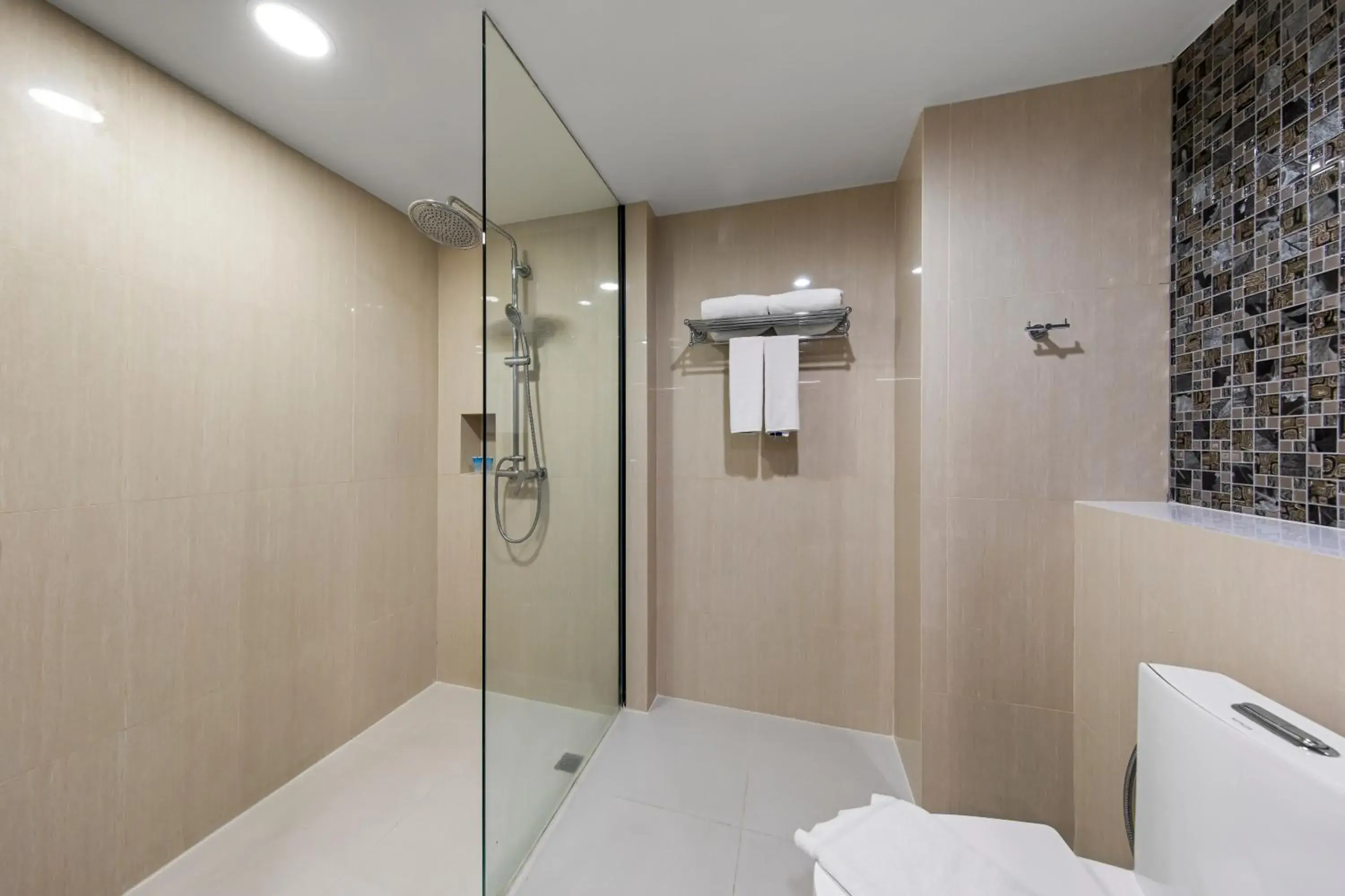 Superior Twin Room with Sea View in Golden Tulip Pattaya Beachfront Resort Superior Twin Room with Sea View in Golden Tulip Pattaya Beachfront Resort