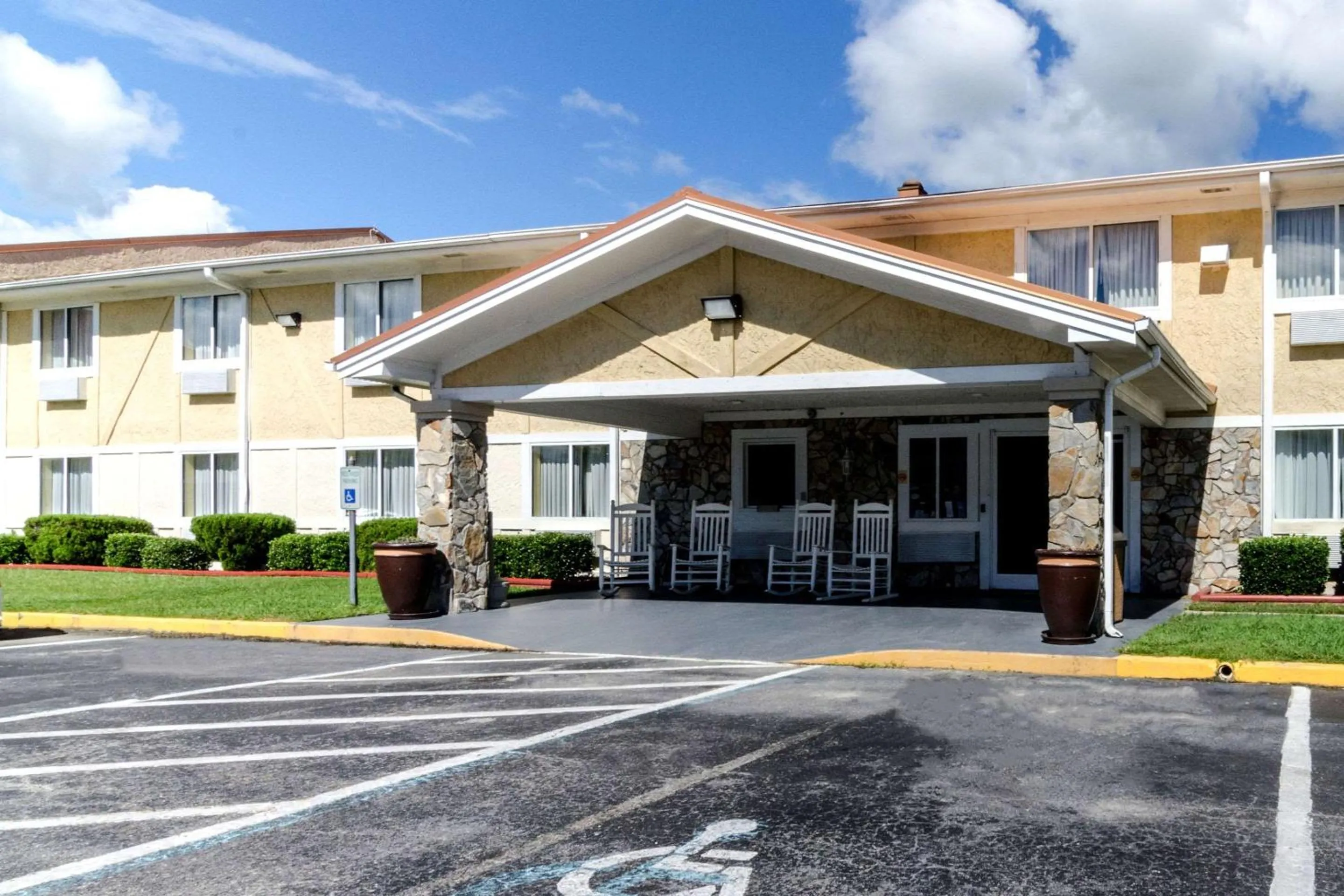 Property building in Rodeway Inn & Suites Jacksonville near Camp Lejeune