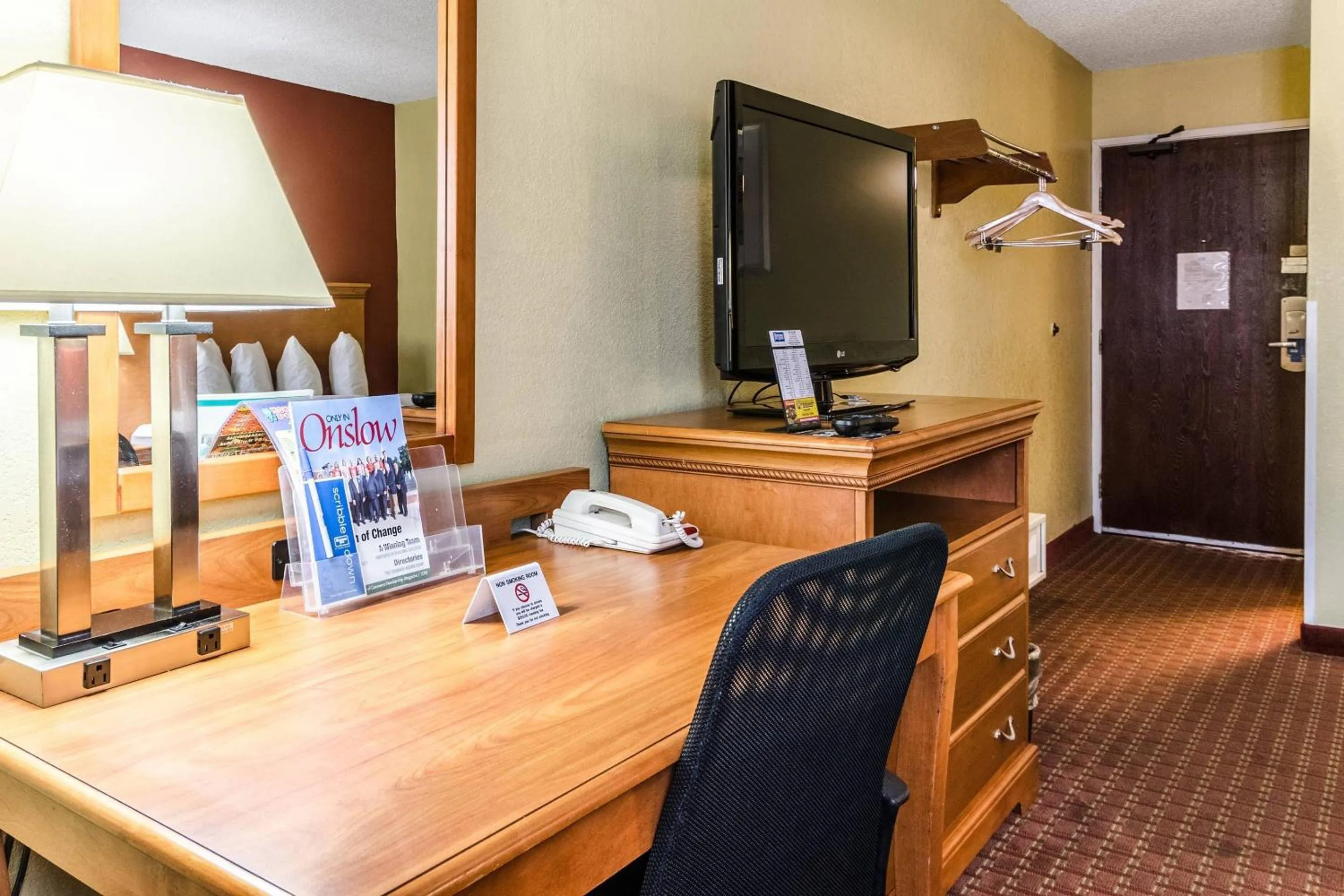 Bedroom in Rodeway Inn & Suites Jacksonville near Camp Lejeune