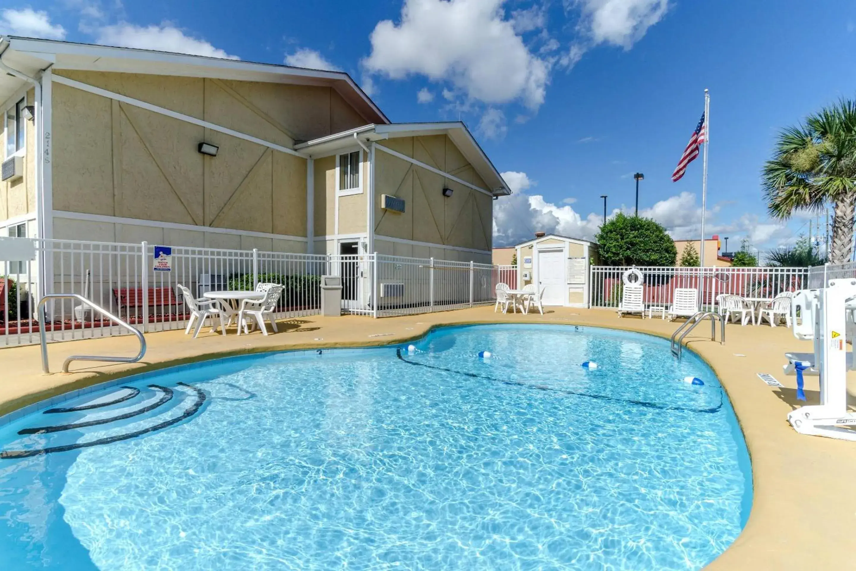 Swimming pool in Rodeway Inn & Suites Jacksonville near Camp Lejeune Swimming pool in Rodeway Inn & Suites Jacksonville near Camp Lejeune