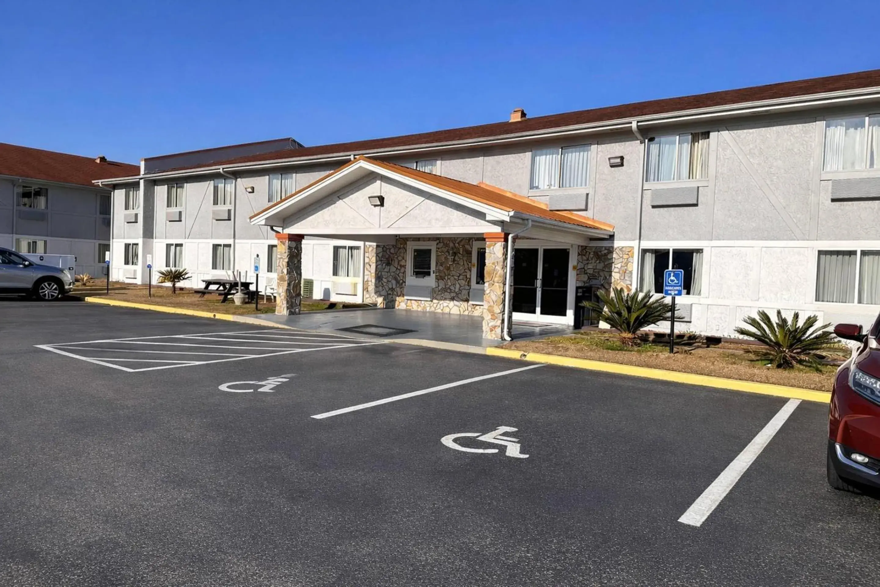Property building in Rodeway Inn & Suites Jacksonville near Camp Lejeune Property building in Rodeway Inn & Suites Jacksonville near Camp Lejeune