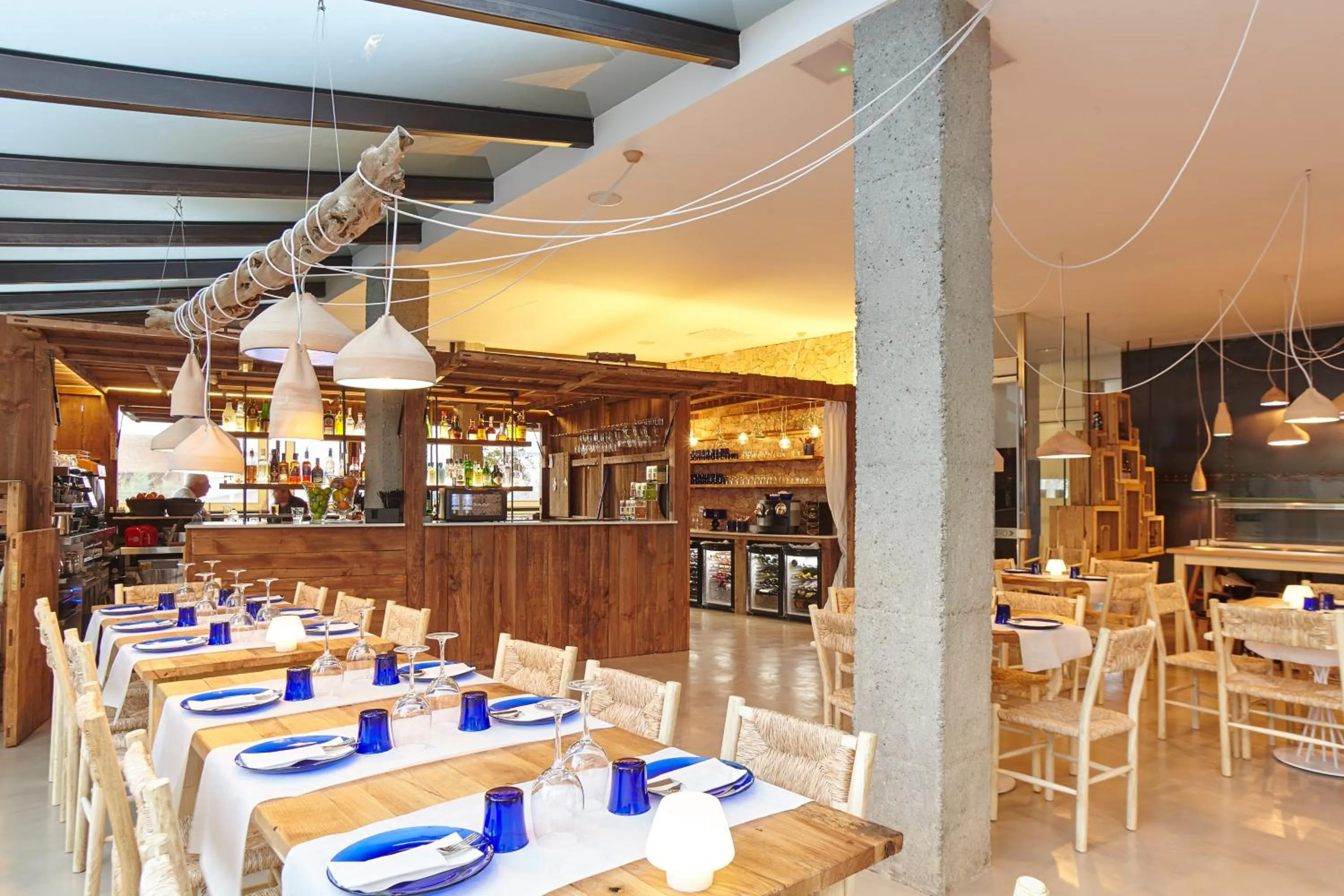 Restaurant/places to eat in Apartamentos Castaví