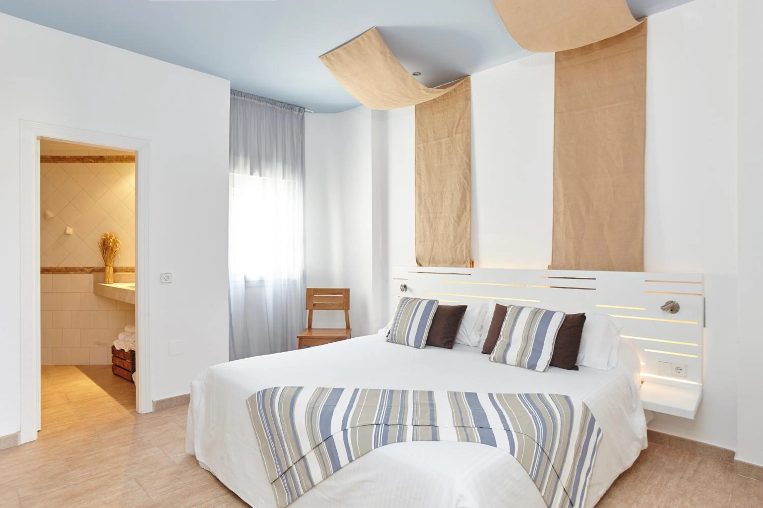 Property building, Bed in Apartamentos Castaví