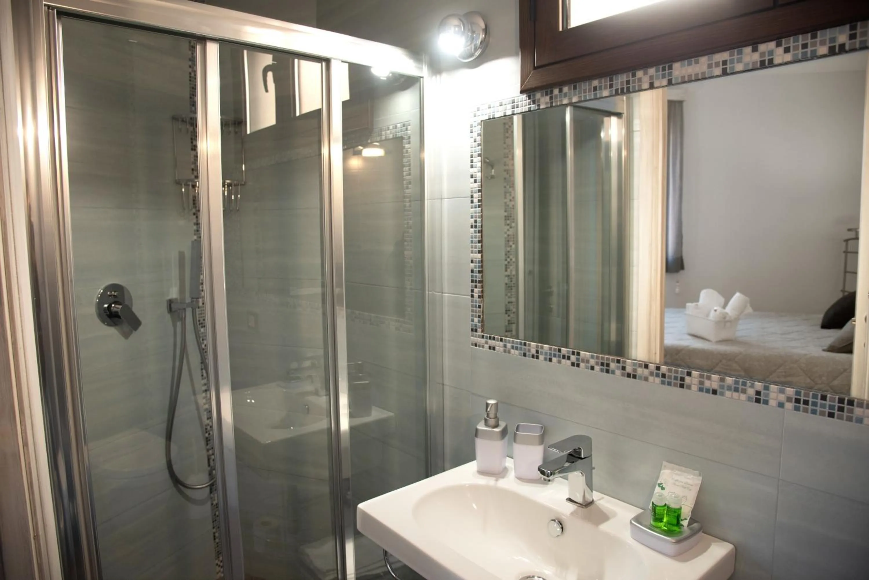 Shower in Bed and Breakfast Conte Luna