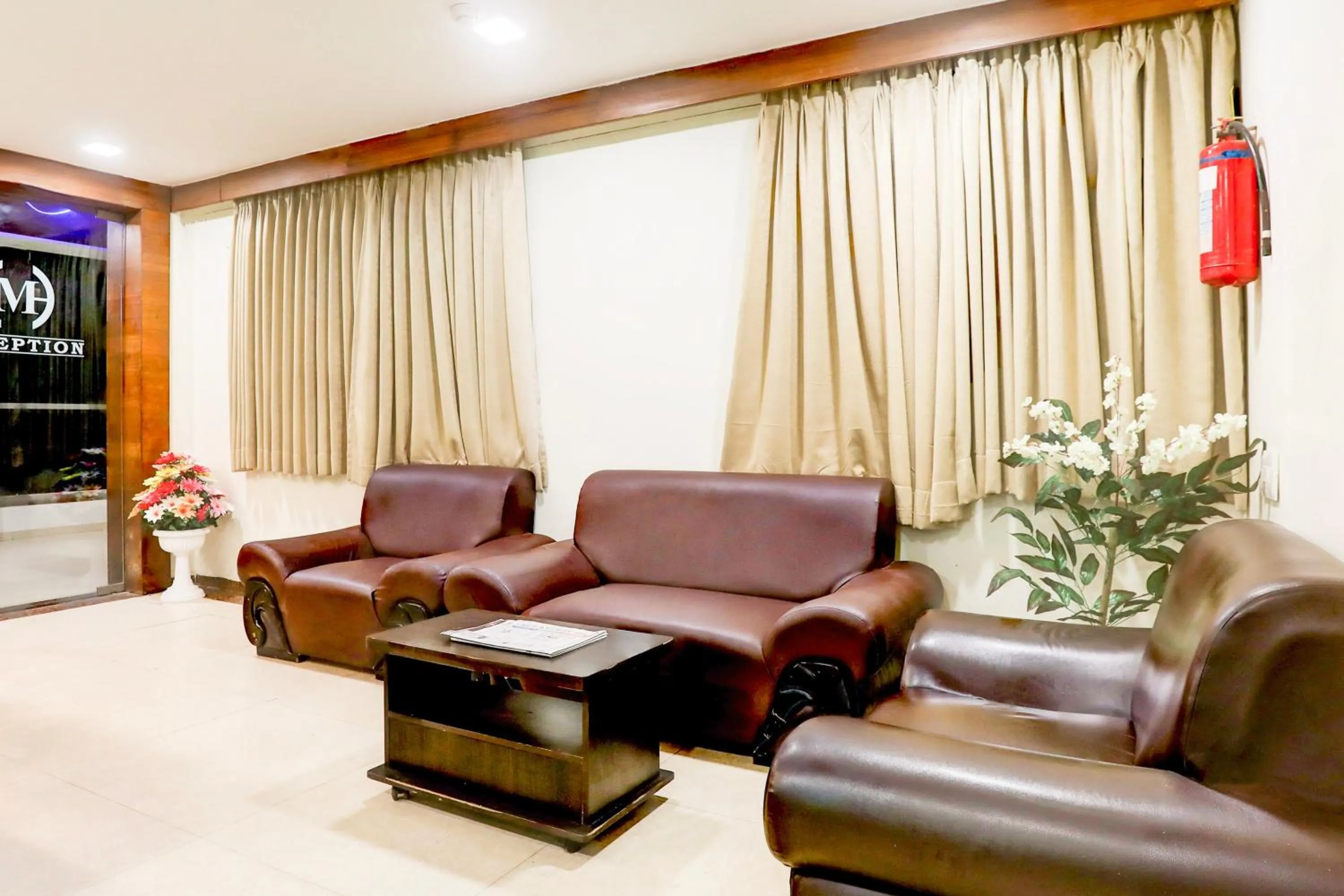 Lobby or reception in Super Townhouse Prahladnagar