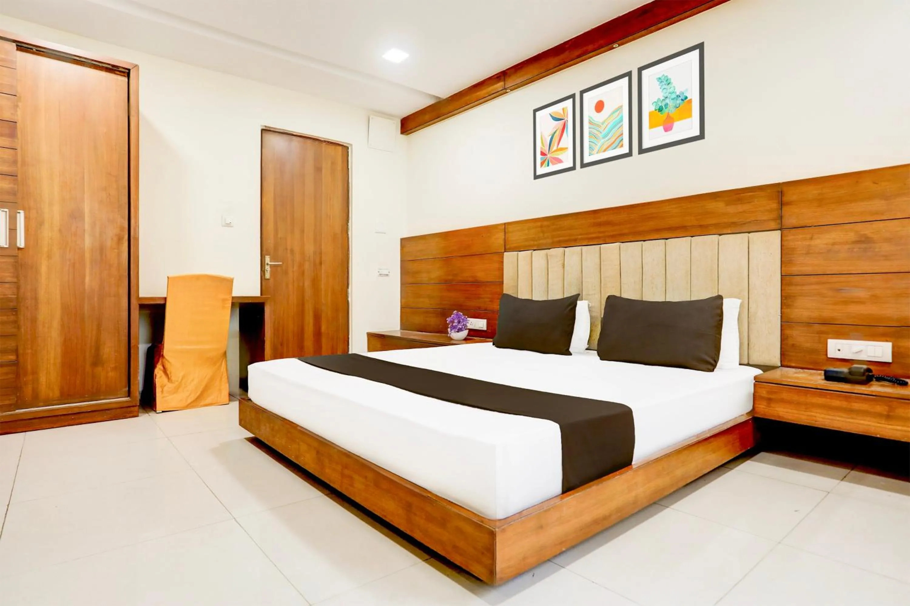 Bedroom, Bed in Super Townhouse Prahladnagar