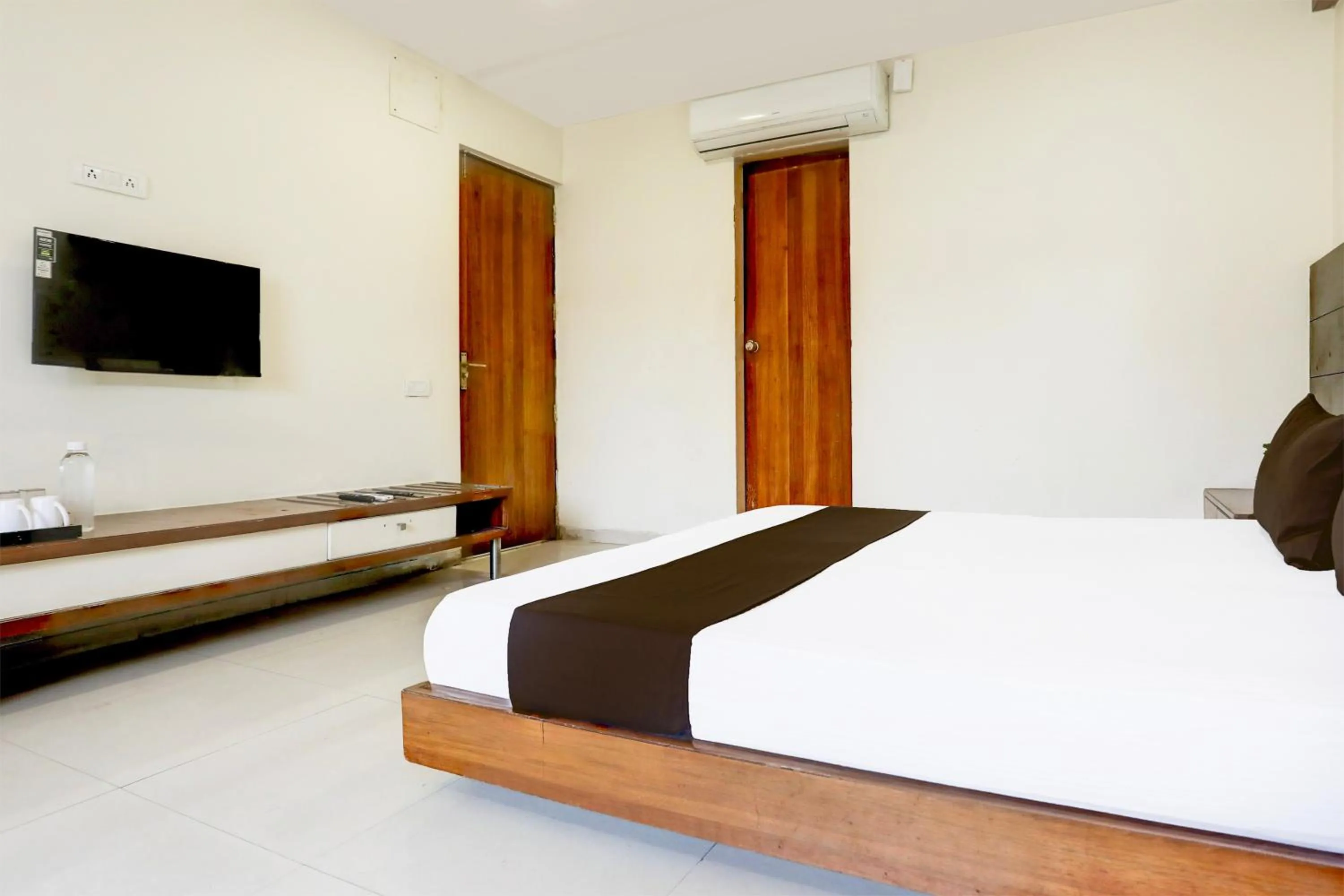 Bedroom, Bed in Super Townhouse Prahladnagar