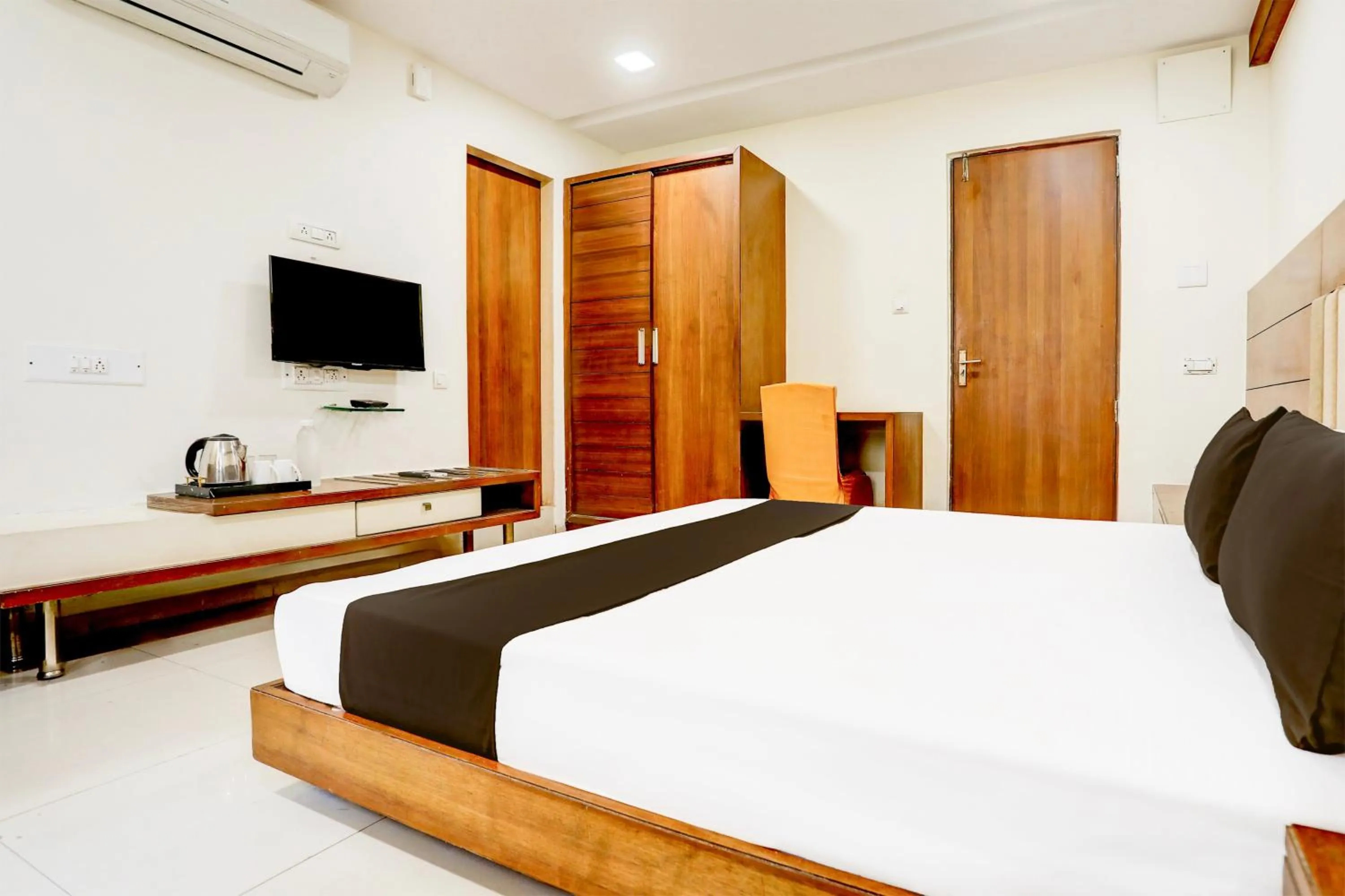 Bedroom, Bed in Super Townhouse Prahladnagar