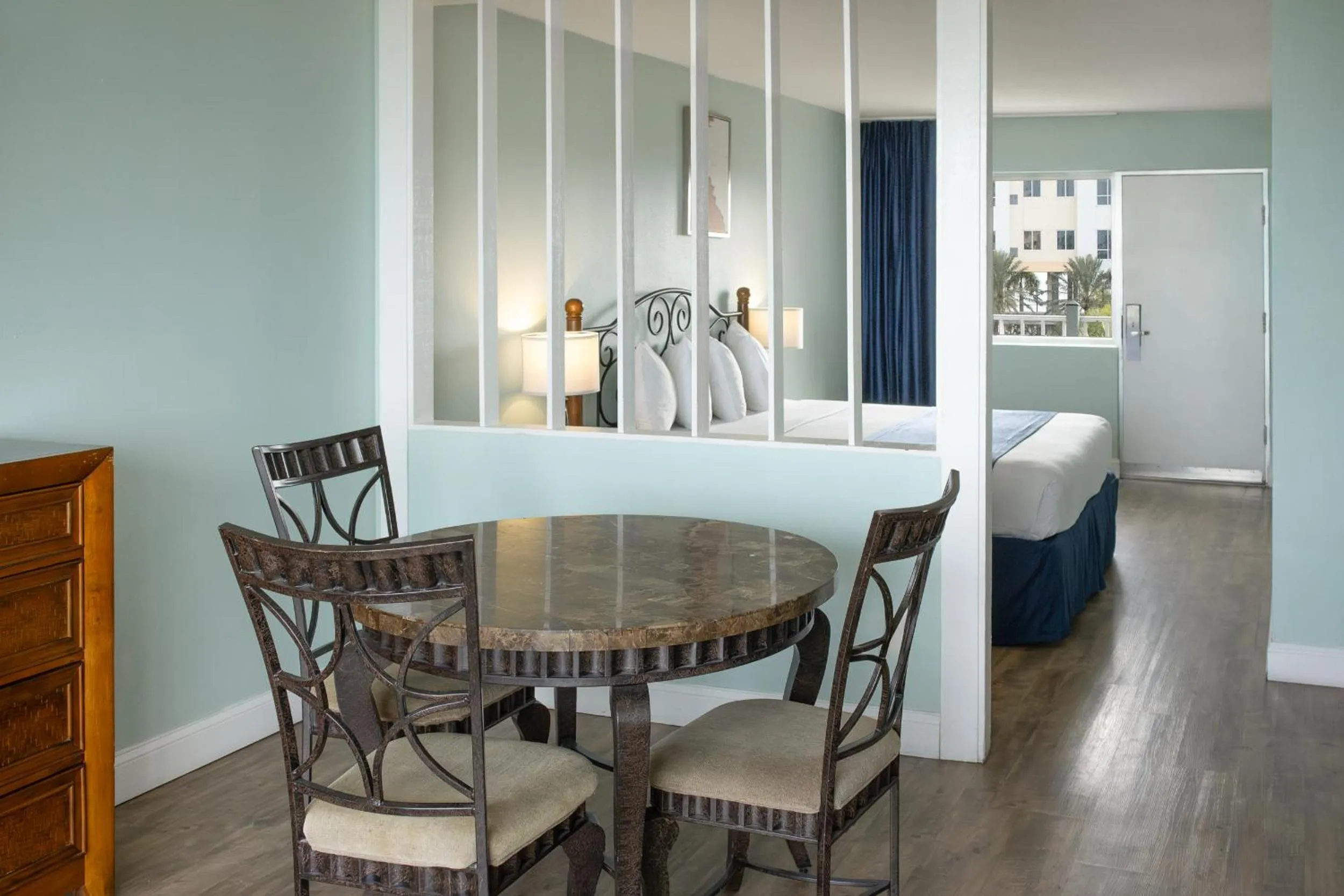 Bedroom, Bed in The Beachview Inn Clearwater Beach