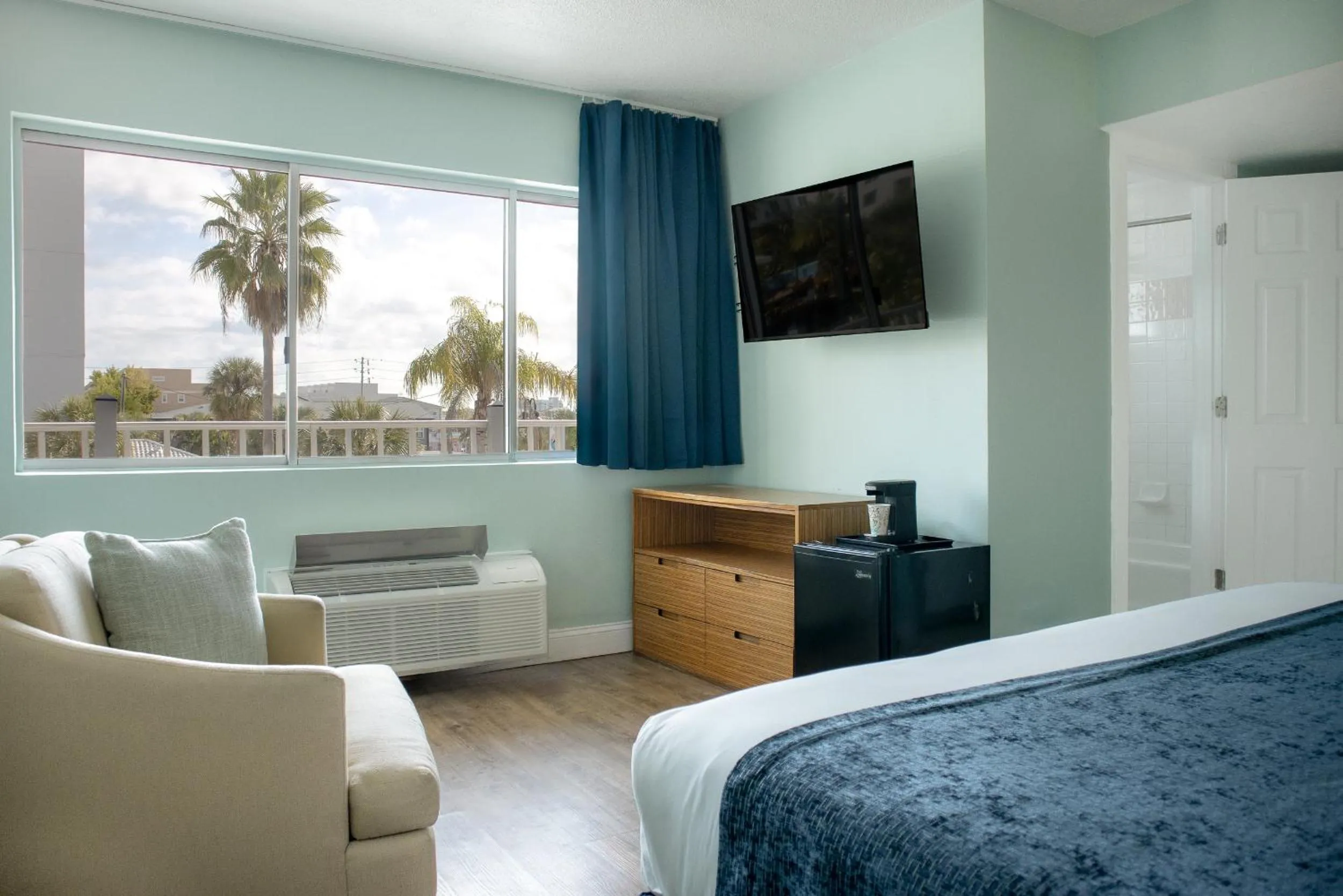 Bedroom, Bed in The Beachview Inn Clearwater Beach