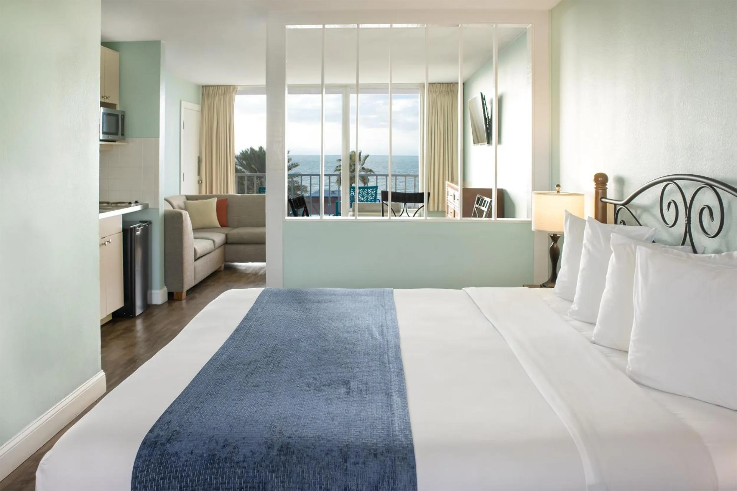 Bedroom, Bed in The Beachview Inn Clearwater Beach