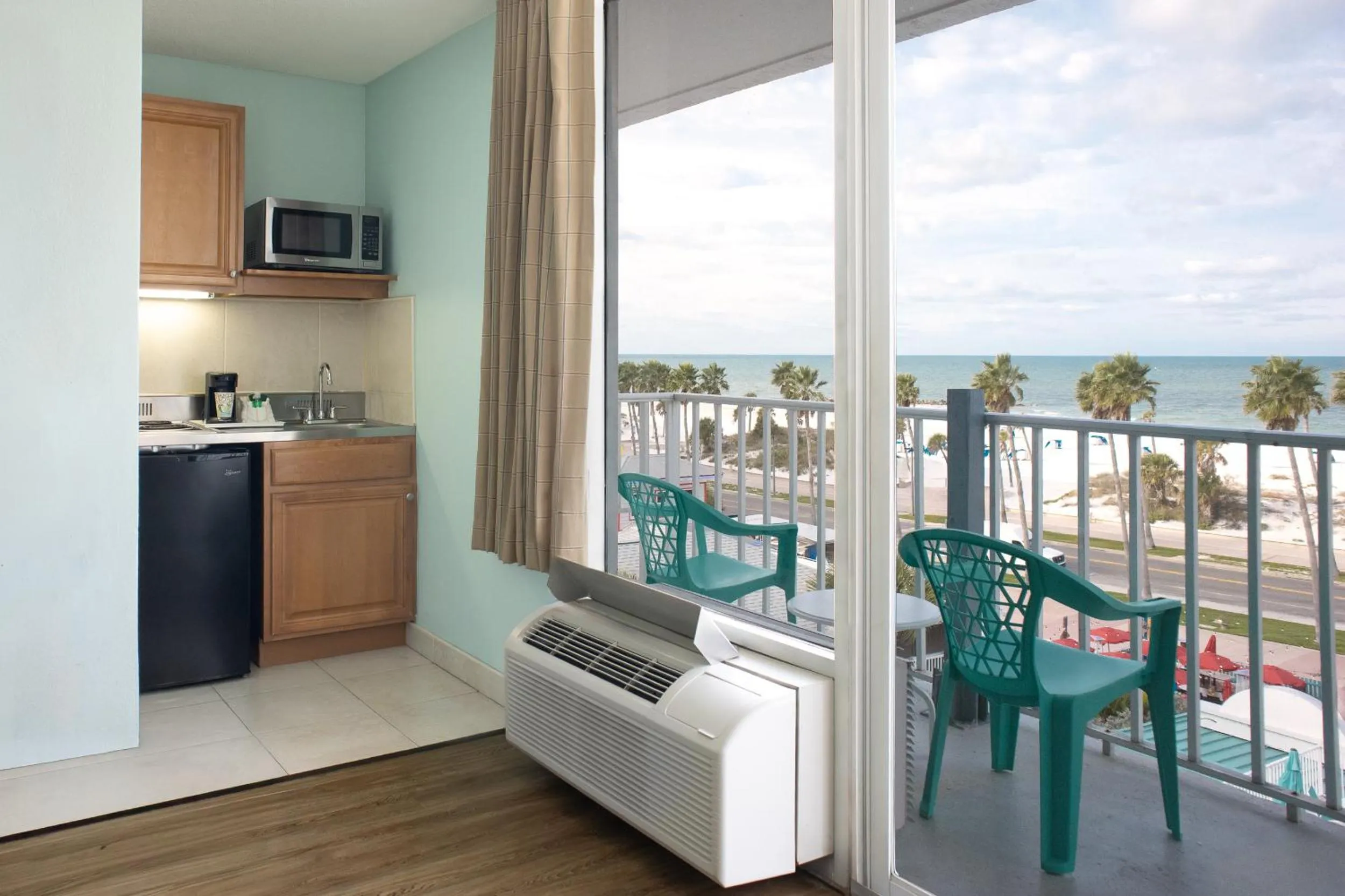 Kitchen or kitchenette in The Beachview Inn Clearwater Beach