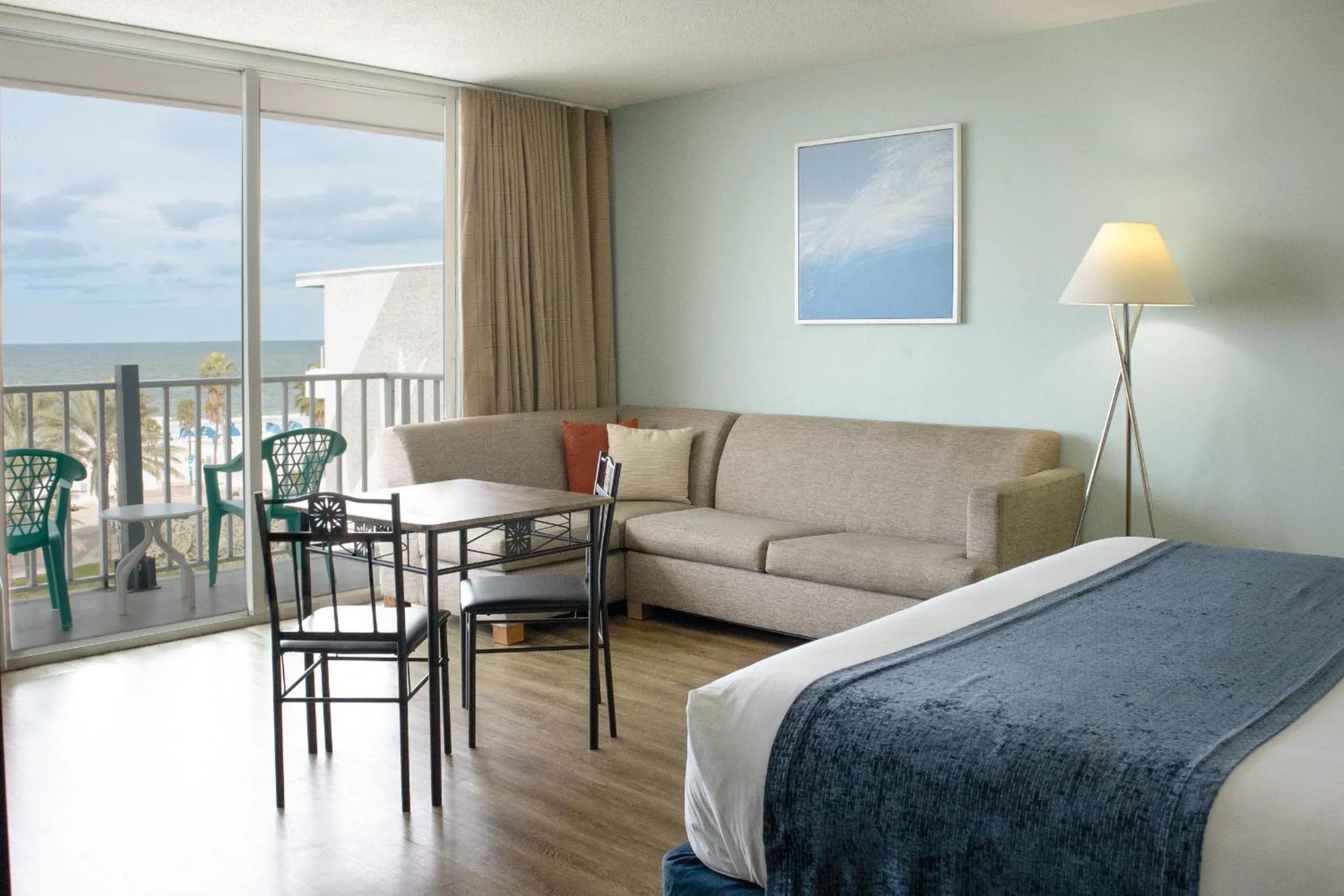 Bedroom, Bed in The Beachview Inn Clearwater Beach