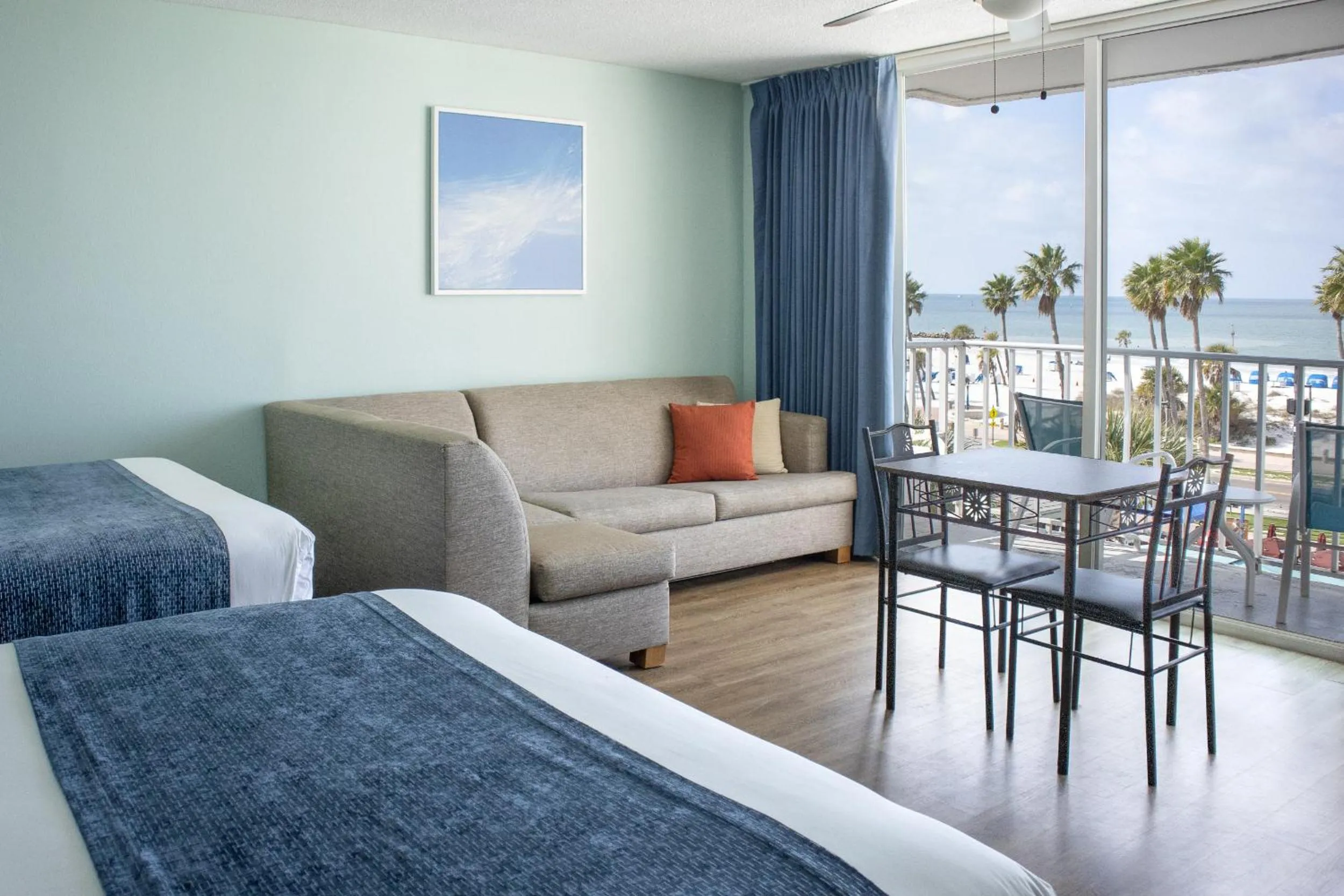 Bedroom, Bed in The Beachview Inn Clearwater Beach