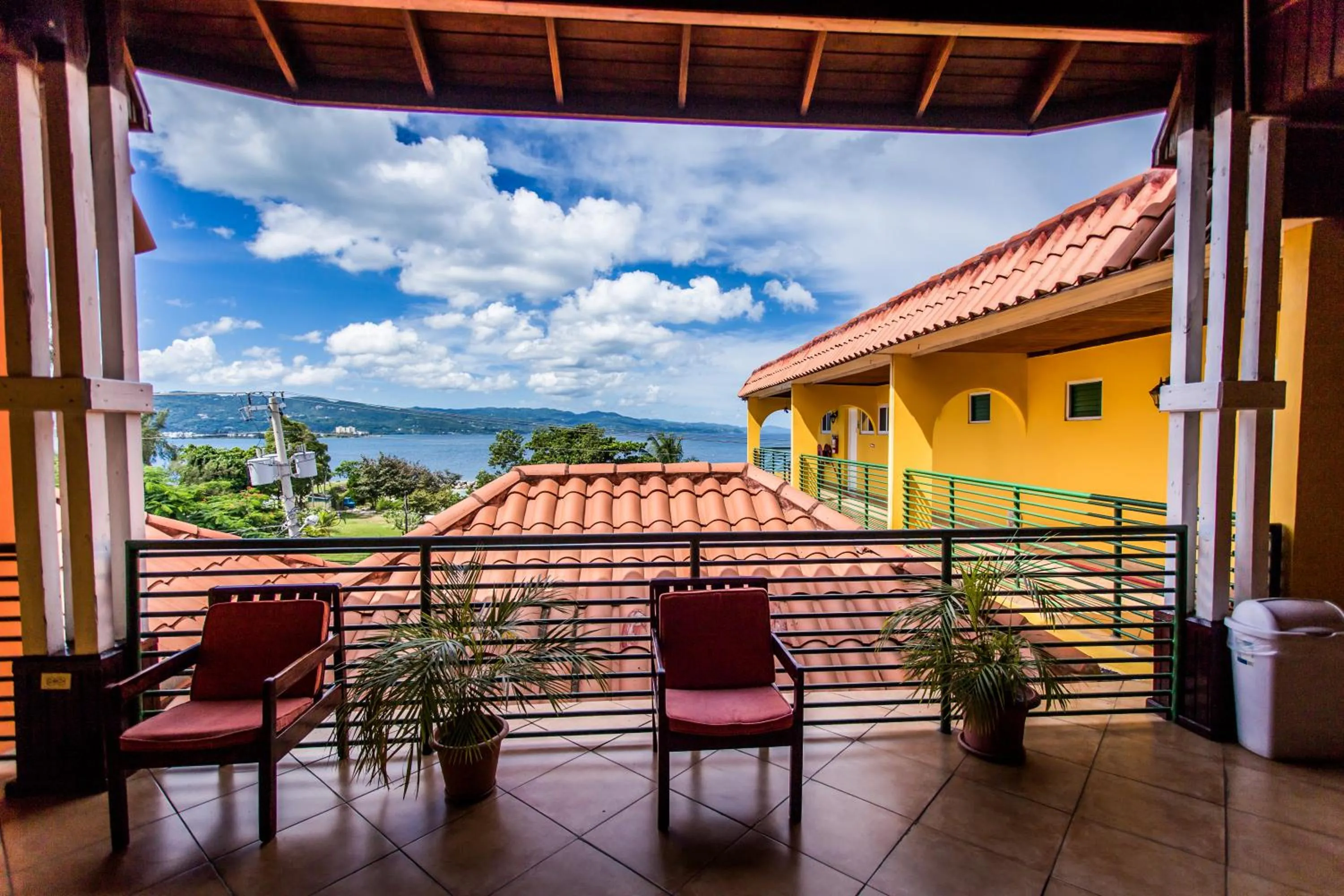 Day in Altamont West Hotel