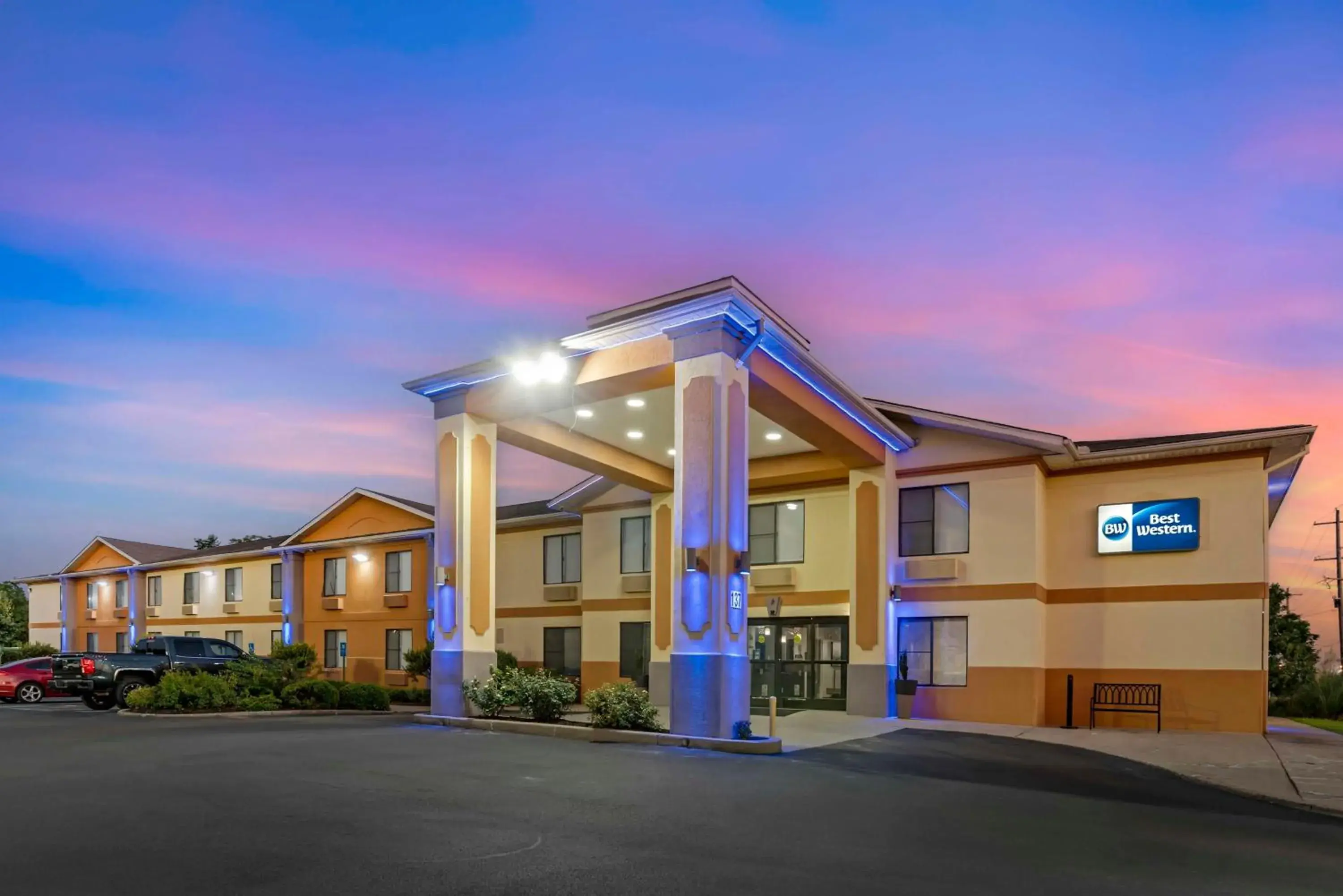 Property building in Best Western Canton Inn Property building in Best Western Canton Inn