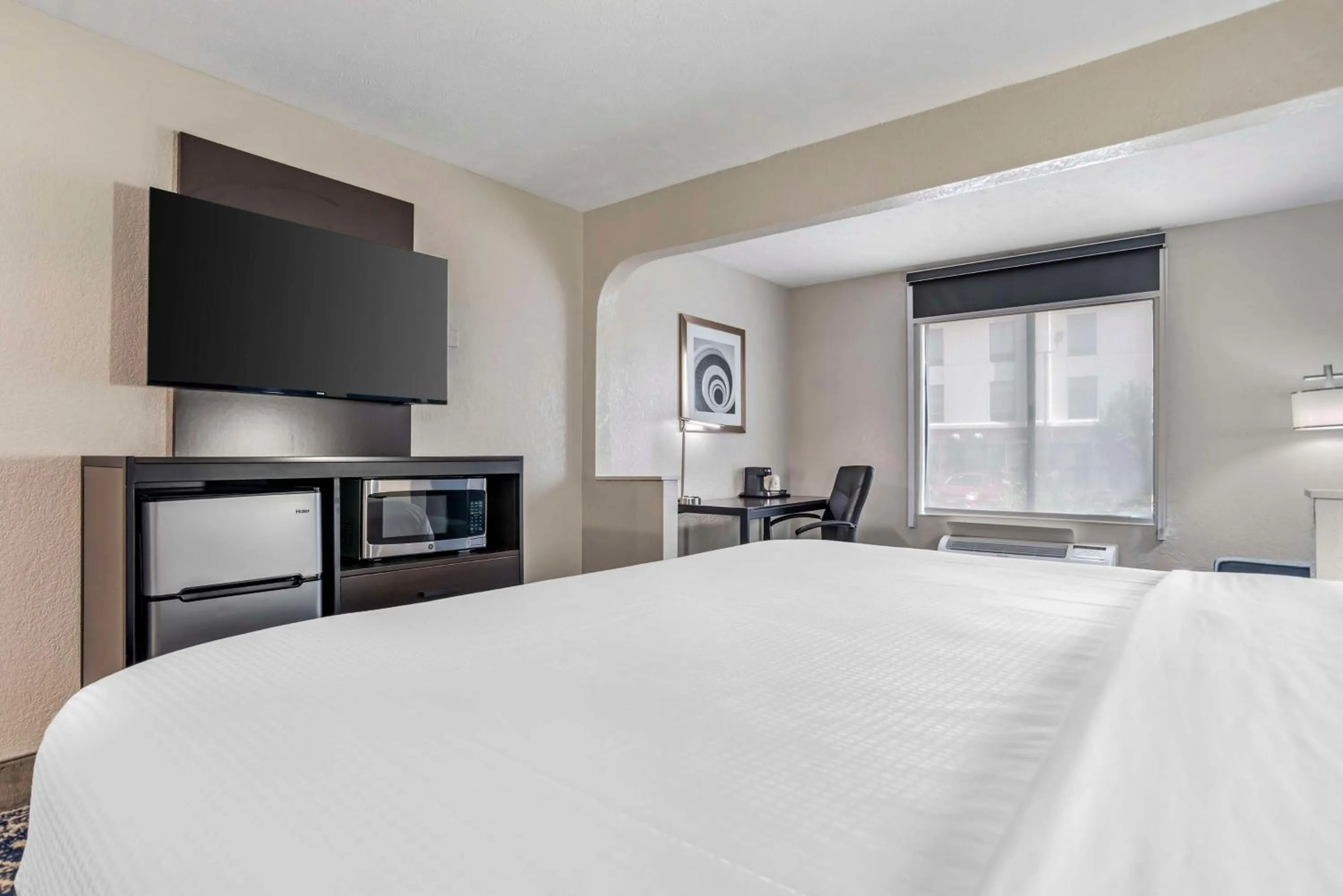 Bedroom, Bed in Best Western Canton Inn