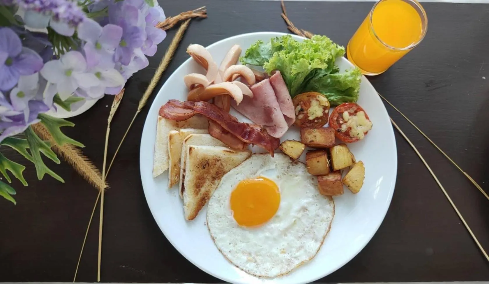 Food and drinks in Phurinda Residence