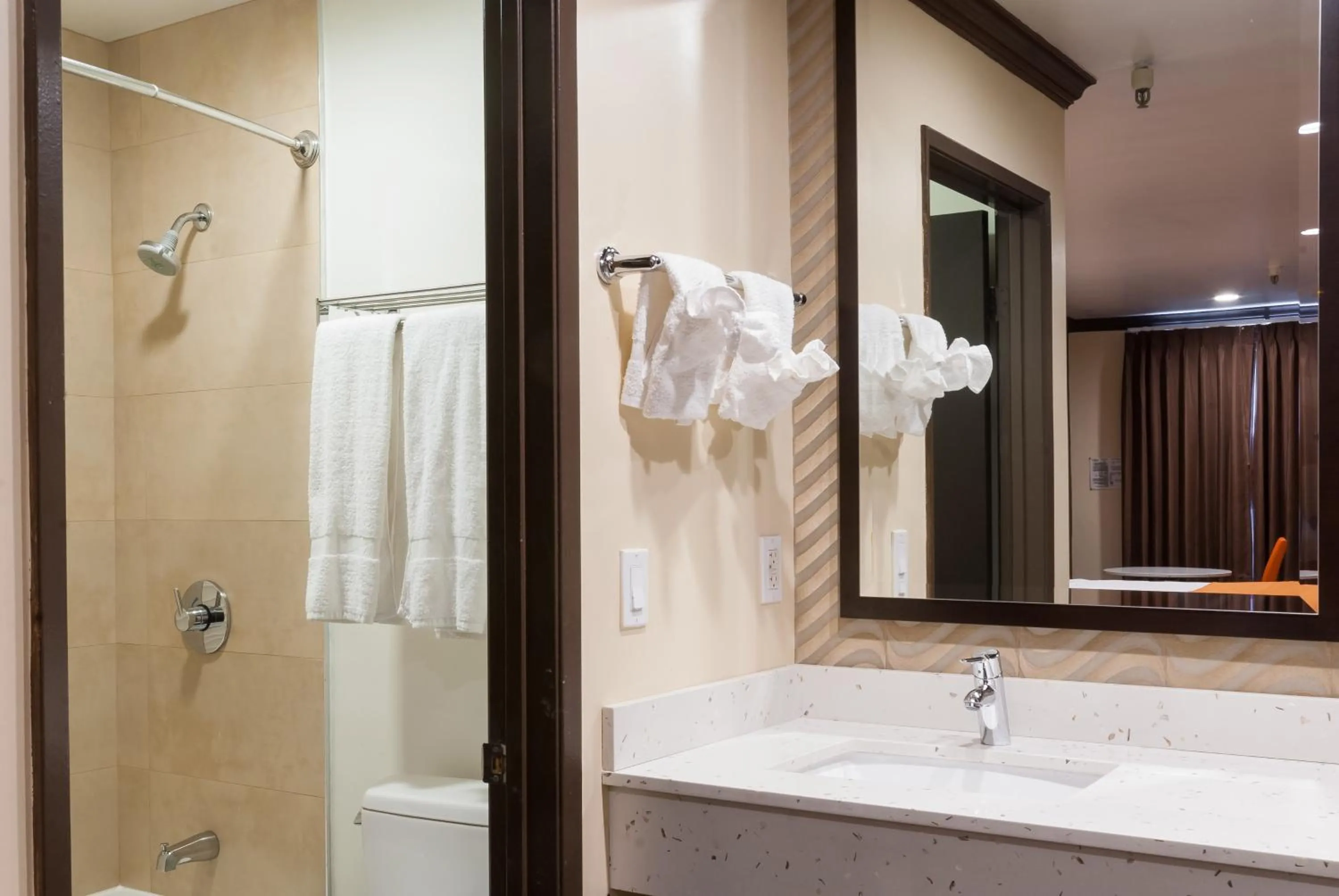 Bathroom in Redondo Pier Inn