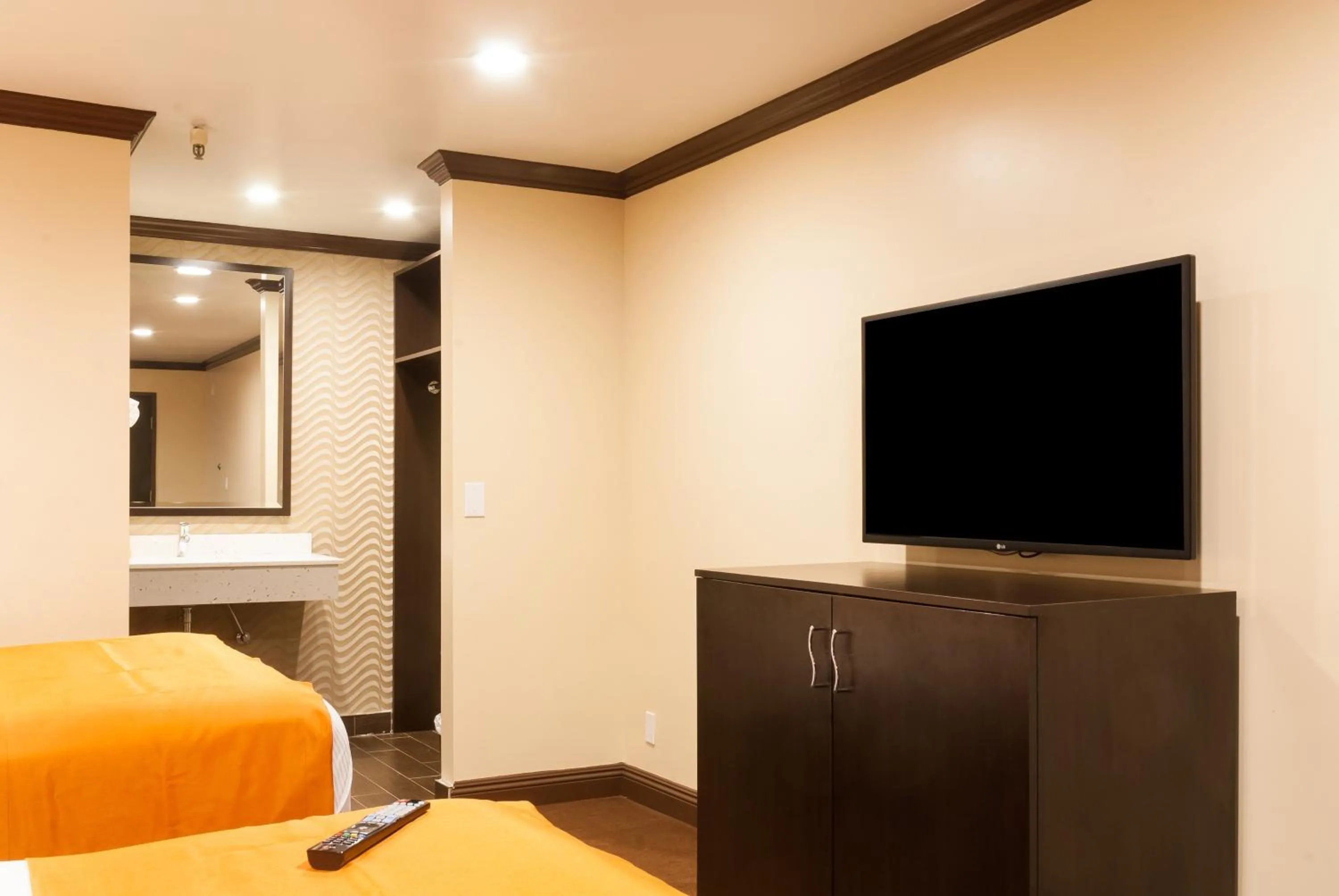 TV and multimedia, Bed in Redondo Pier Inn