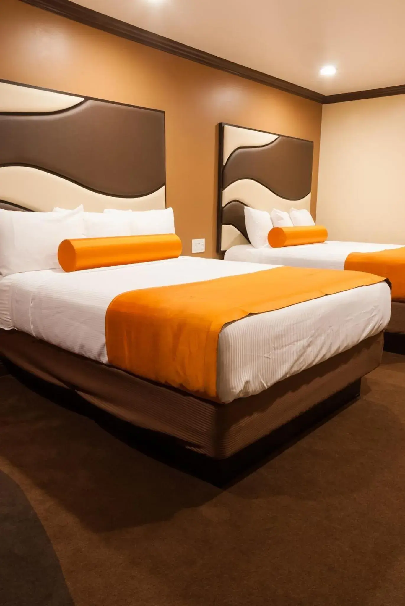 Bedroom, Bed in Redondo Pier Inn Bedroom, Bed in Redondo Pier Inn