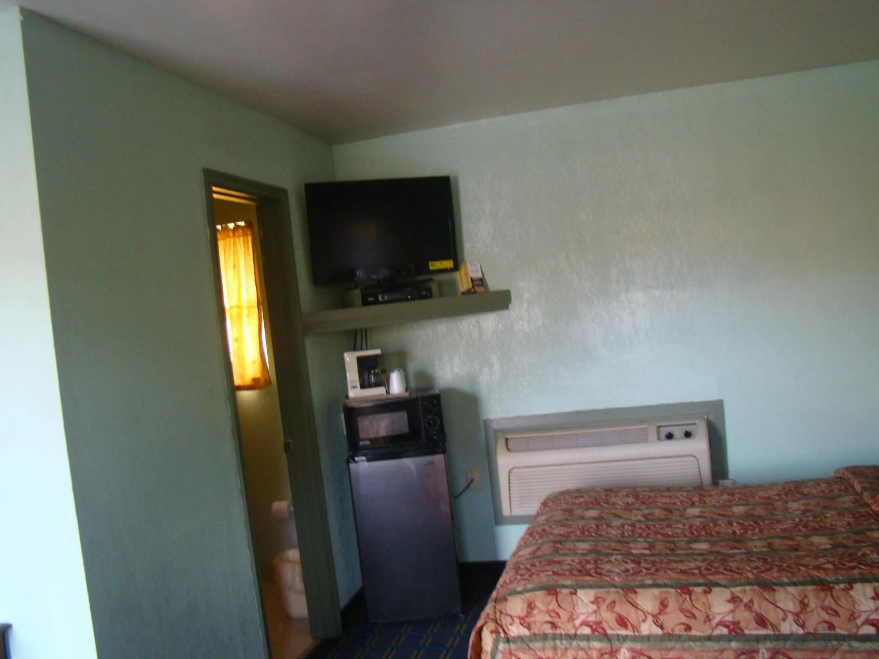 TV and multimedia, Bed in Budget Inn Mount Airy