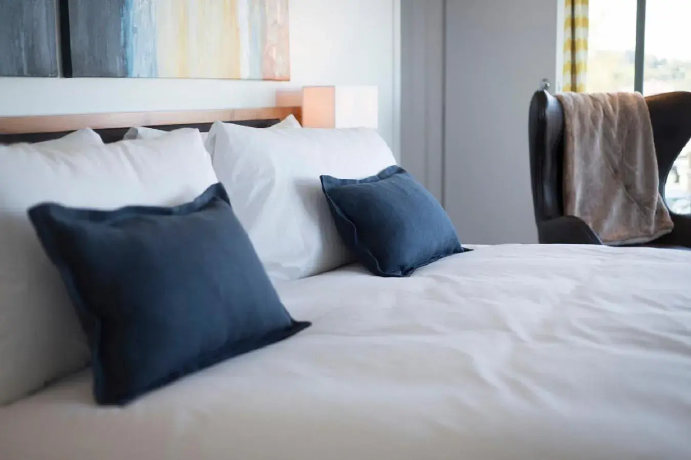 King Room with Ocean View and Balcony in Qualicum Beach Inn King Room with Ocean View and Balcony in Qualicum Beach Inn